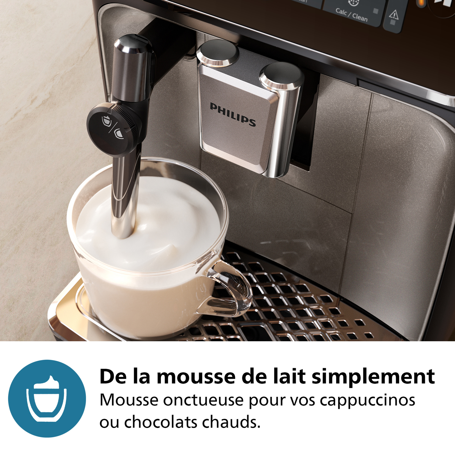 Machine à café avec mousseur à lait et verre de café.