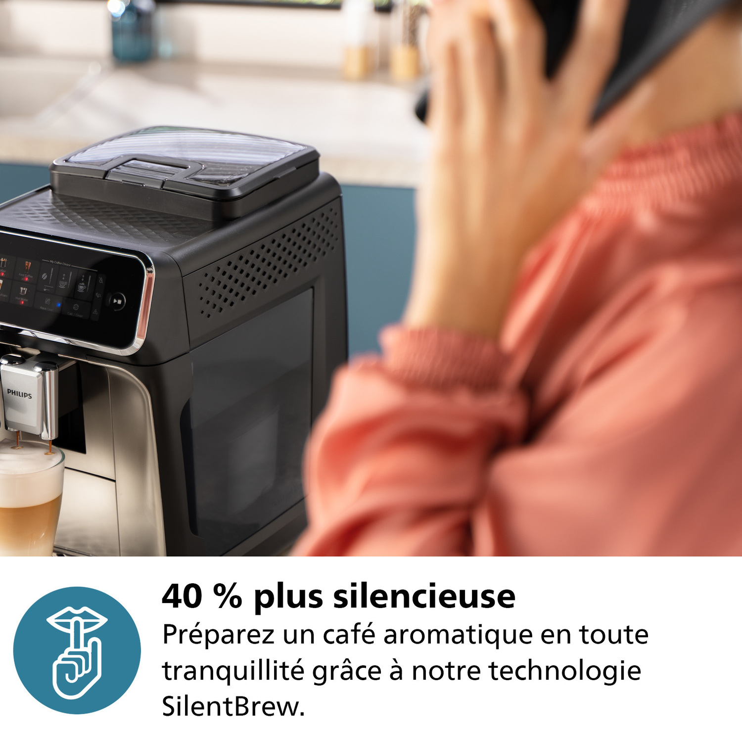 Machine à café, avec une femme parlant au téléphone. Contient du texte sur le silence.