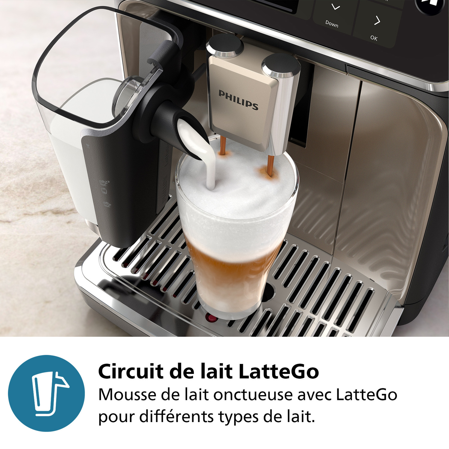 Une machine à café préparant un latte. Le lait est versé dans un verre. La machine a des boutons et des affichages.