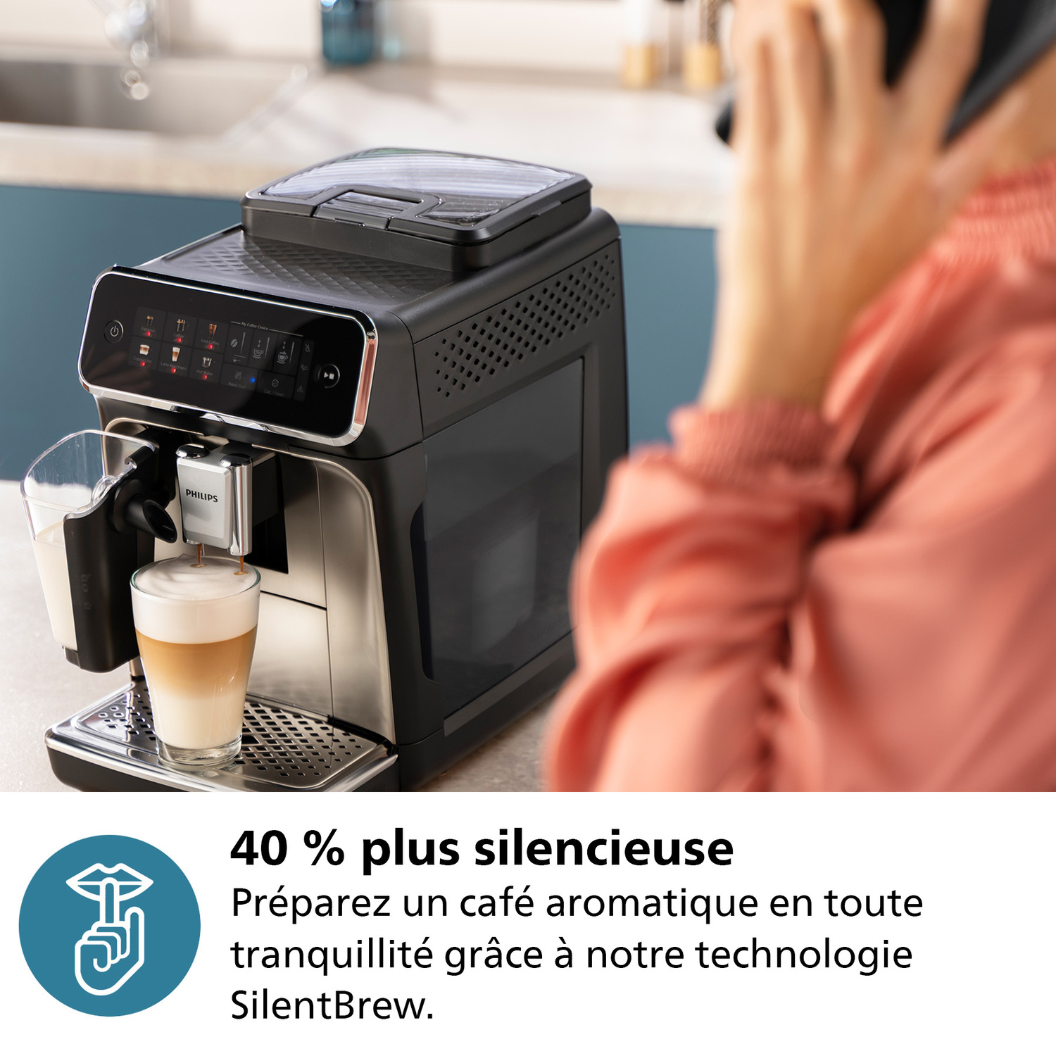Machine à expresso avec une femme au téléphone, avec un texte sur le brassage silencieux.