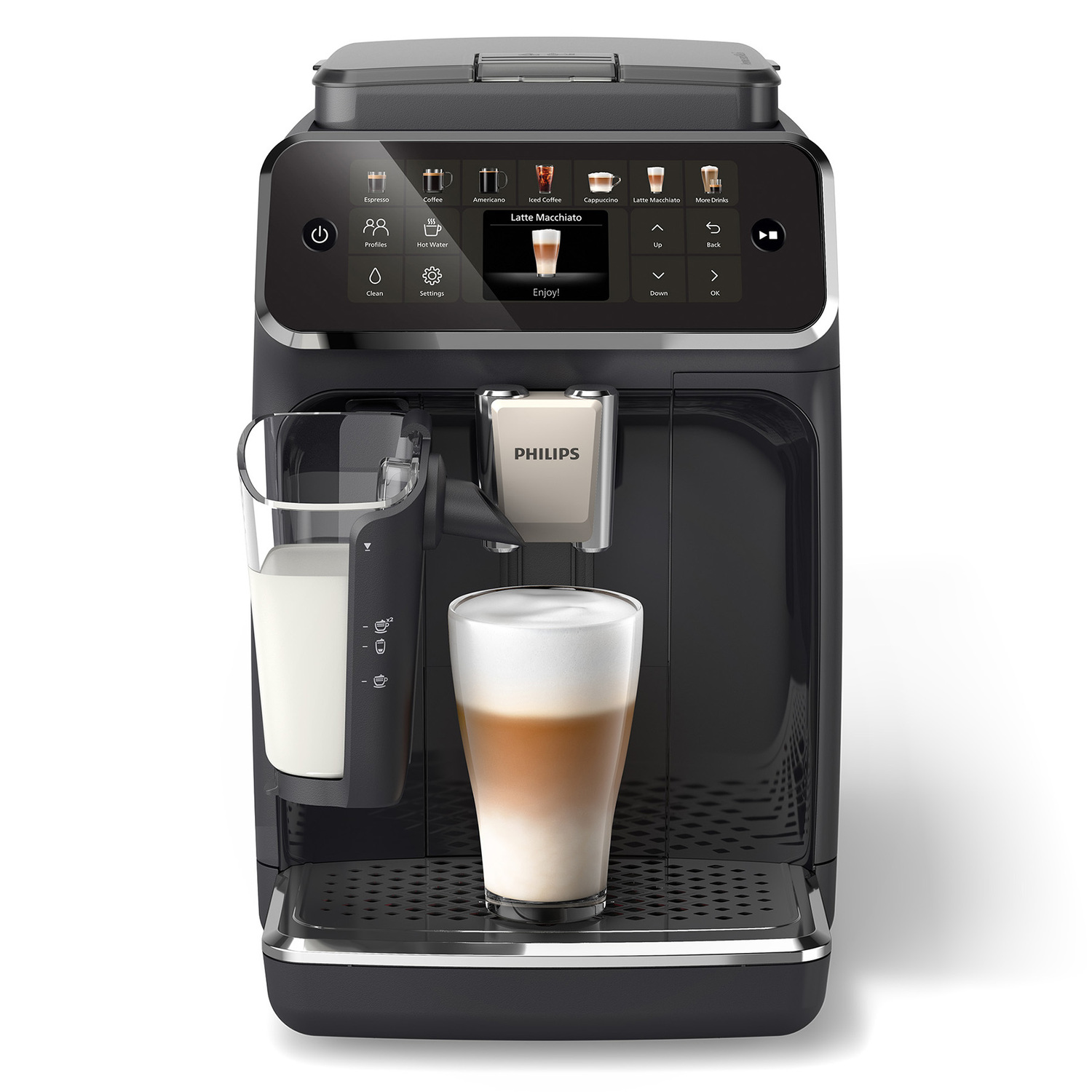 Machine à café avec un latte macchiato et un pot à lait sur fond blanc.