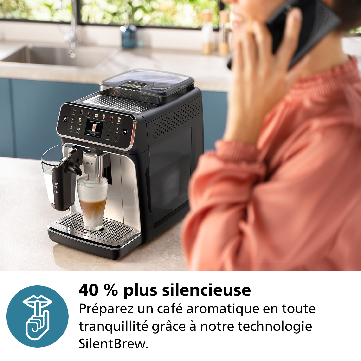Une machine à café avec une femme au téléphone. Le texte dit '40 % plus silencieuse'.