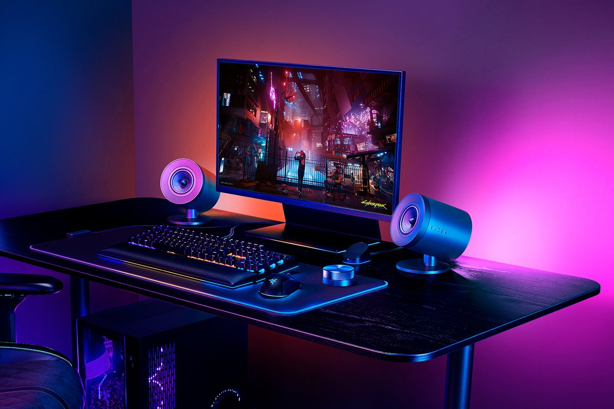 Konfiguracja do gier: monitor, głośniki, klawiatura, mysz i biurko z kolorowym oświetleniem.