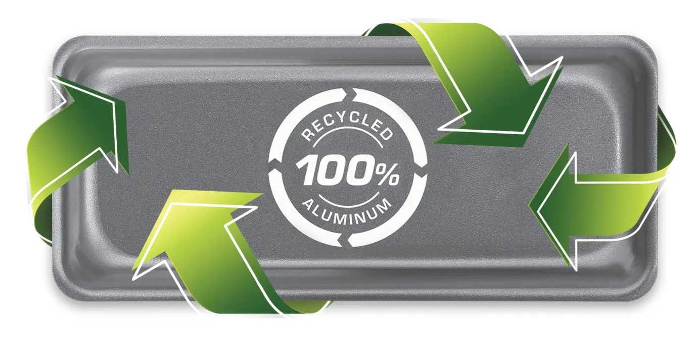 Szara tacka na żywność z logo recyklingu i zielonymi strzałkami.