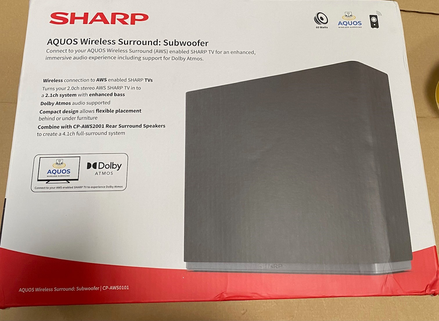 Pudełko z etykietą SHARP. Pokazuje subwoofer i tekst o jego funkcjach.