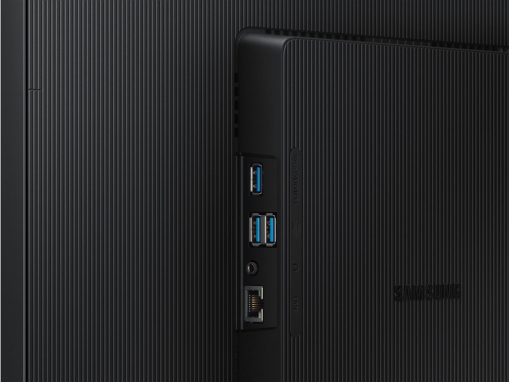 Panneau arrière d'un moniteur noir avec des ports. Affiche USB, LAN et autres ports de connexion.