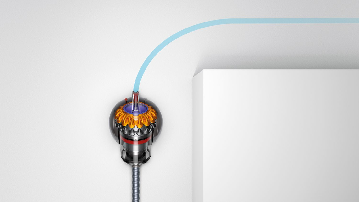 Odkurzacz Dyson na białej ścianie, z zakrzywionym wężem.