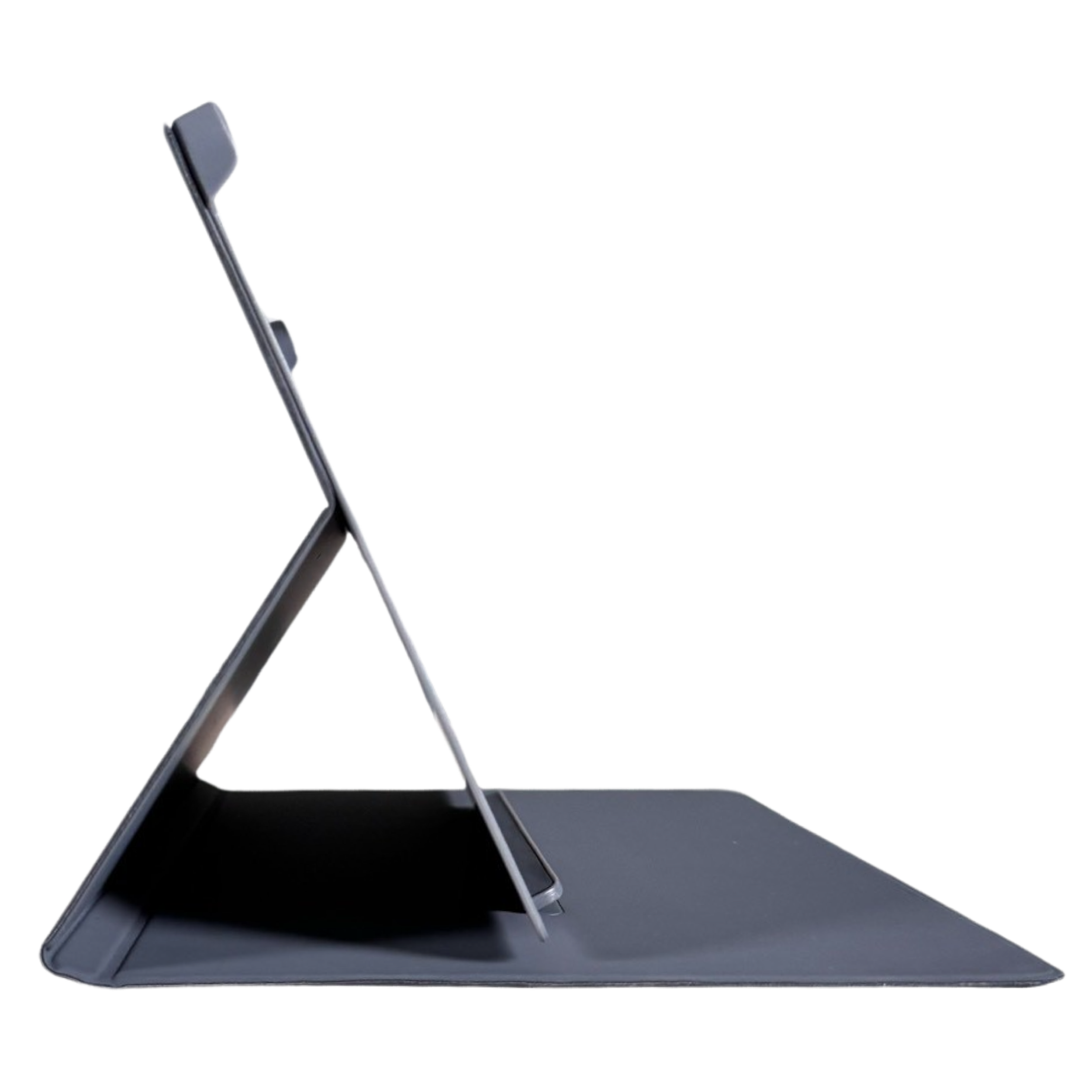 Koyu gri bir tablet kılıfı, açık ve desteklenmiş, yandan görünüş.