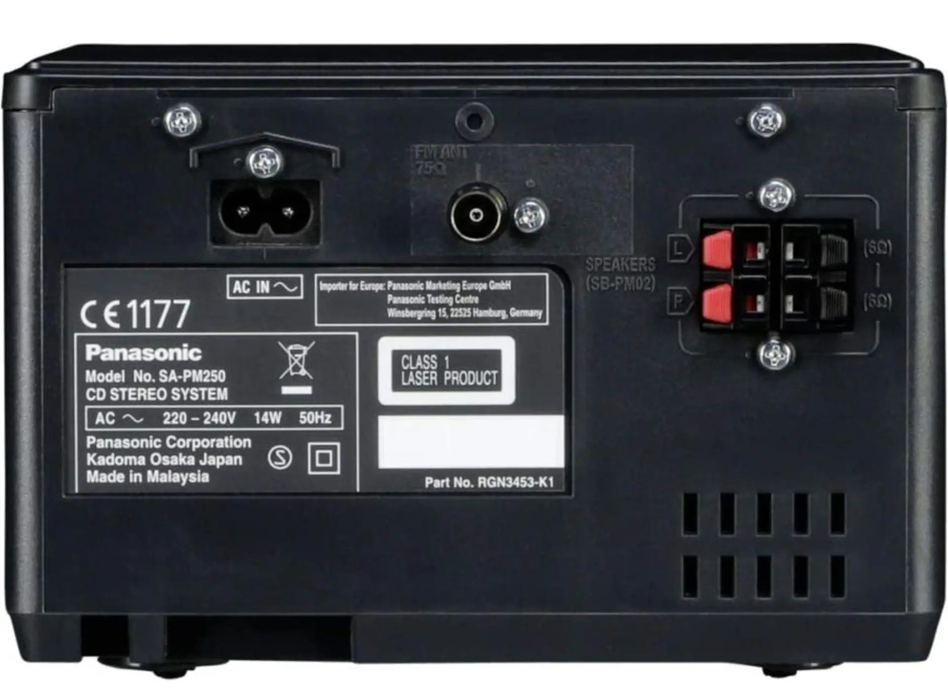 Widok z tyłu czarnego systemu stereo z portami, etykietami i informacjami regulacyjnymi.