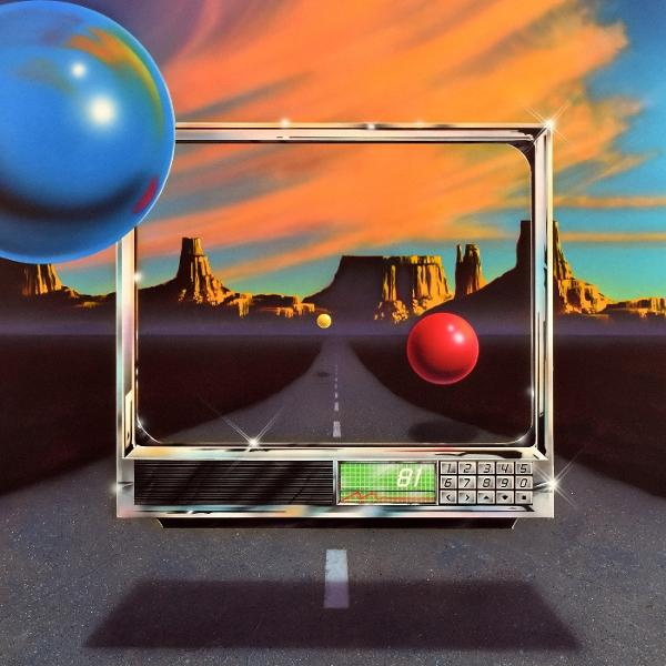 Ein alter Fernseher zeigt eine Wüstenstraße mit Kugeln. Die Straße führt zu Bergen unter einem Sonnenuntergang.