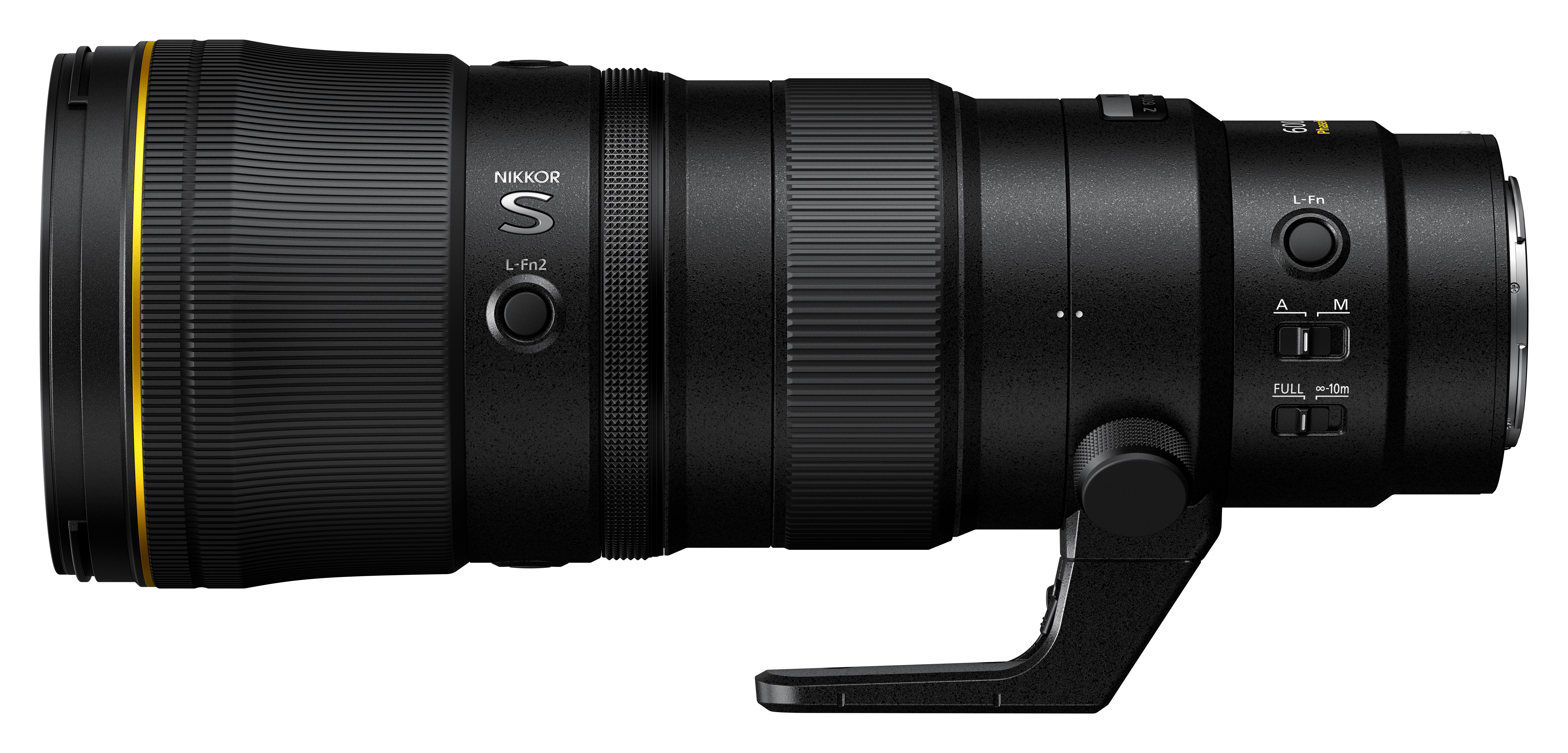 Schwarzes Kameraobjektiv mit goldenen Akzenten, Markenname Nikon und Modelldetails sichtbar.