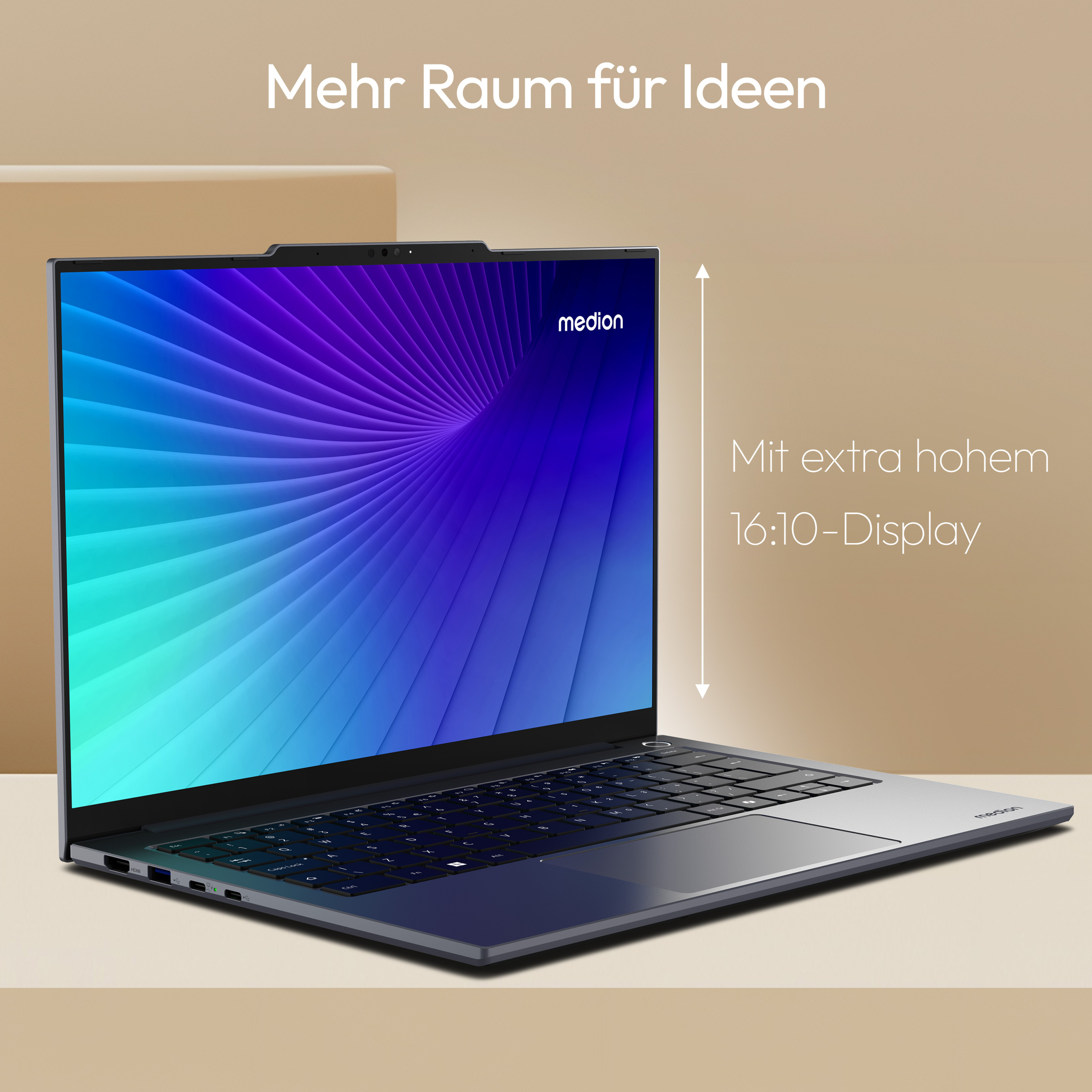 Laptop mit offenem Bildschirm. Der Bildschirm zeigt ein farbenfrohes abstraktes Bild. Text 'Mehr Raum'.