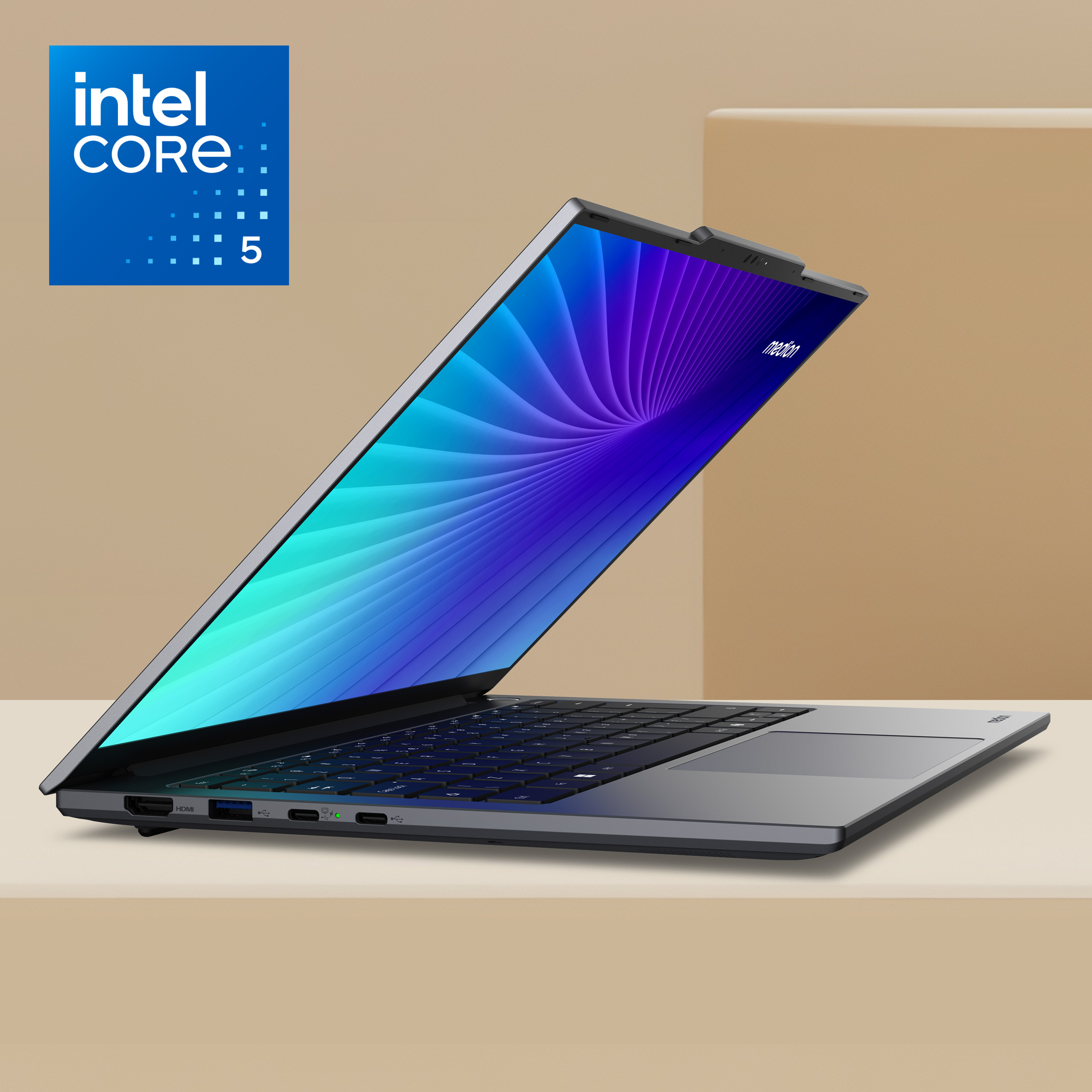Geöffneter Laptop. Silbernes Gehäuse, schwarze Tastatur, Bildschirm mit blauen Linien.