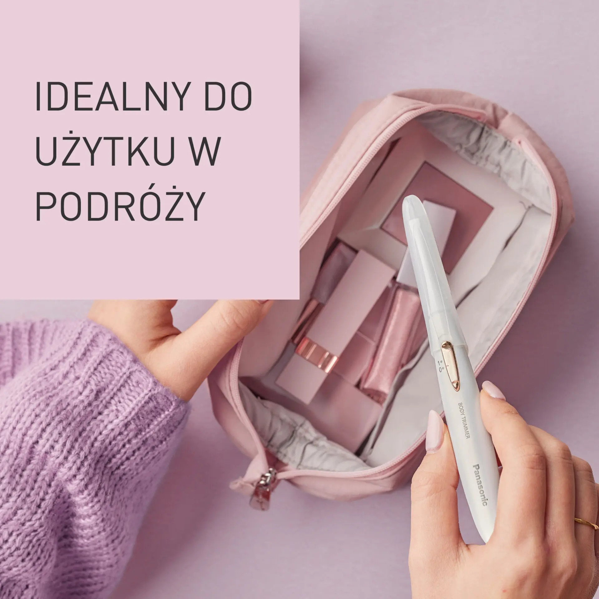 Kobieta trzymająca trymer do ciała obok różowej torby podróżnej z kosmetykami.