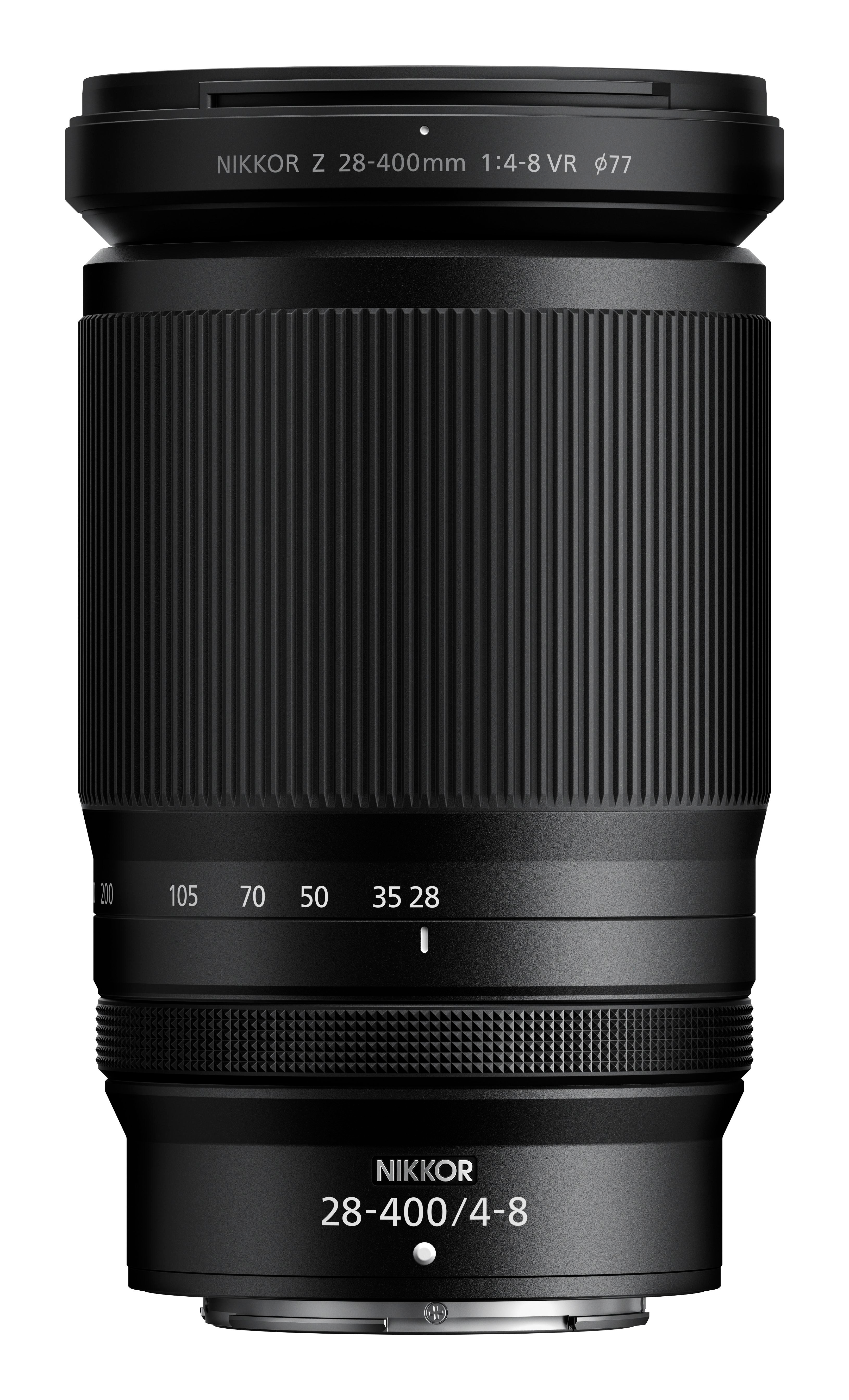 Ein schwarzes Nikon Z 28-400mm Objektiv, vertikal ausgerichtet. Merkmale umfassen Linsenspezifikationen und Einstellringe auf weißem Hintergrund.