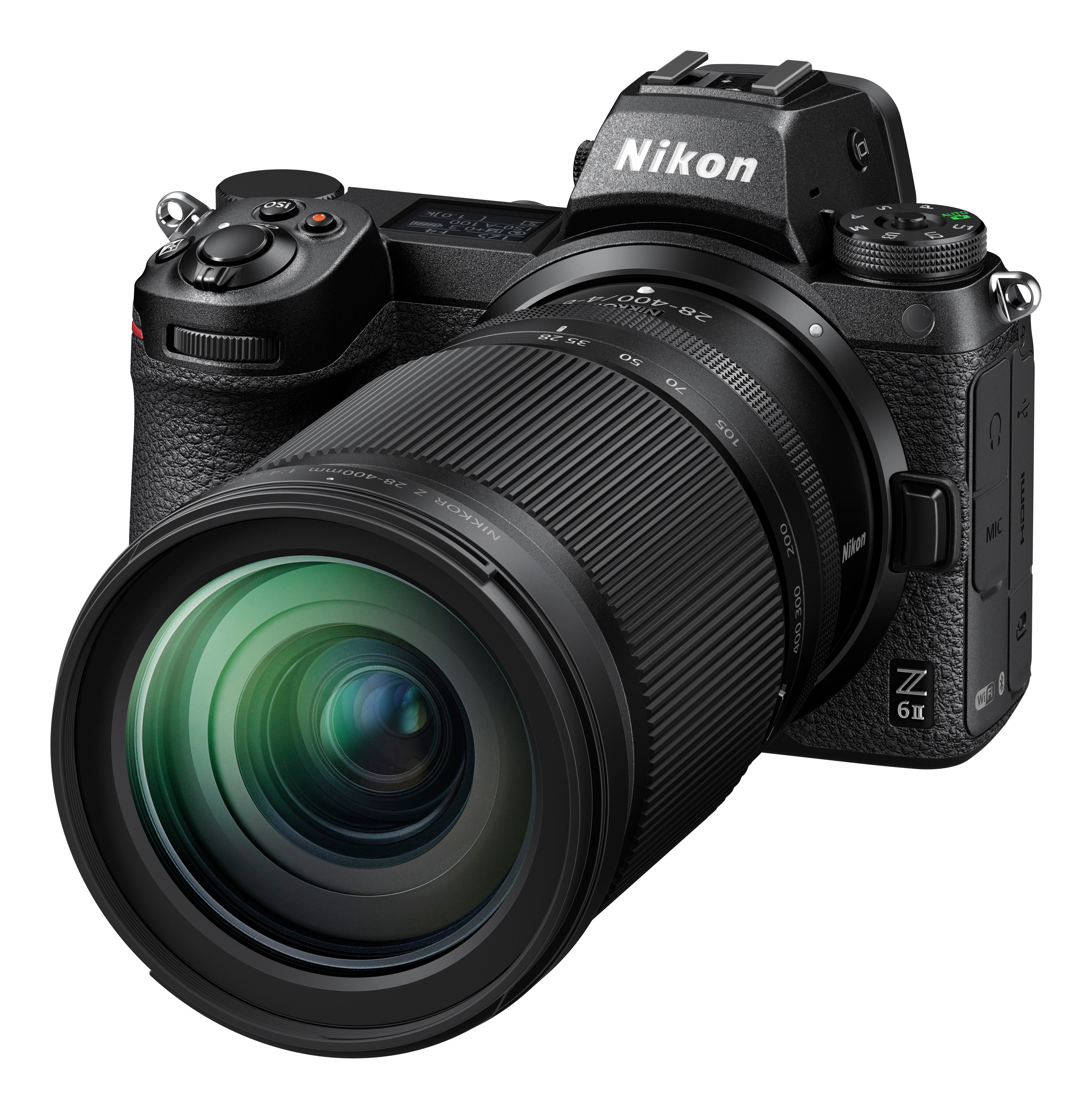 Schwarze Nikon Kamera mit großem Objektiv. Objektiv zeigt nach vorne. Kameragehäuse mit Knöpfen.