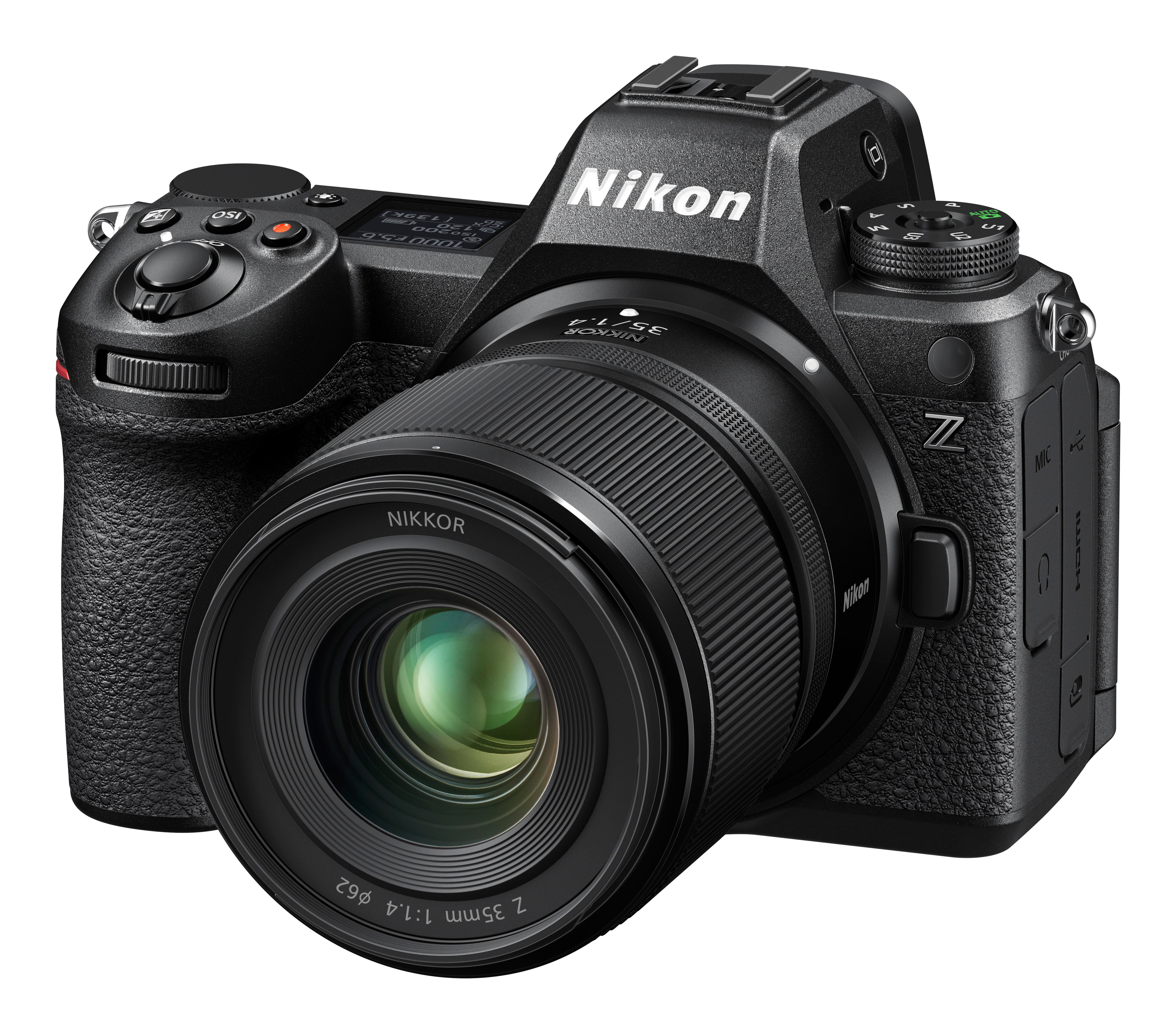 Schwarze Nikon-Kamera mit Objektiv, isoliert auf weißem Hintergrund. Details der Kamera sind sichtbar.