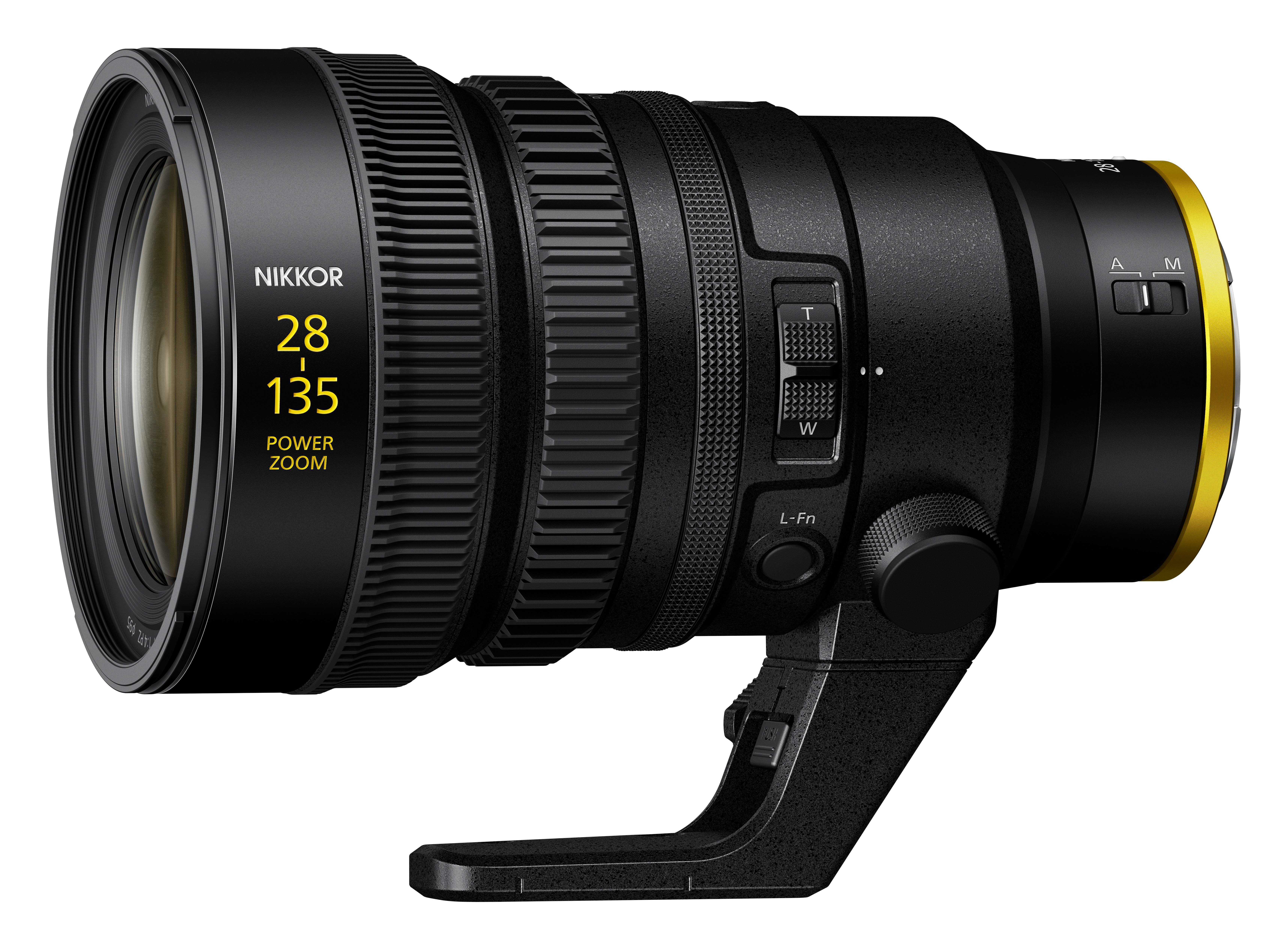 Schwarzes und gelbes Nikon 28-135mm Kameraobjektiv. Das Objektiv ist auf weißem Hintergrund.