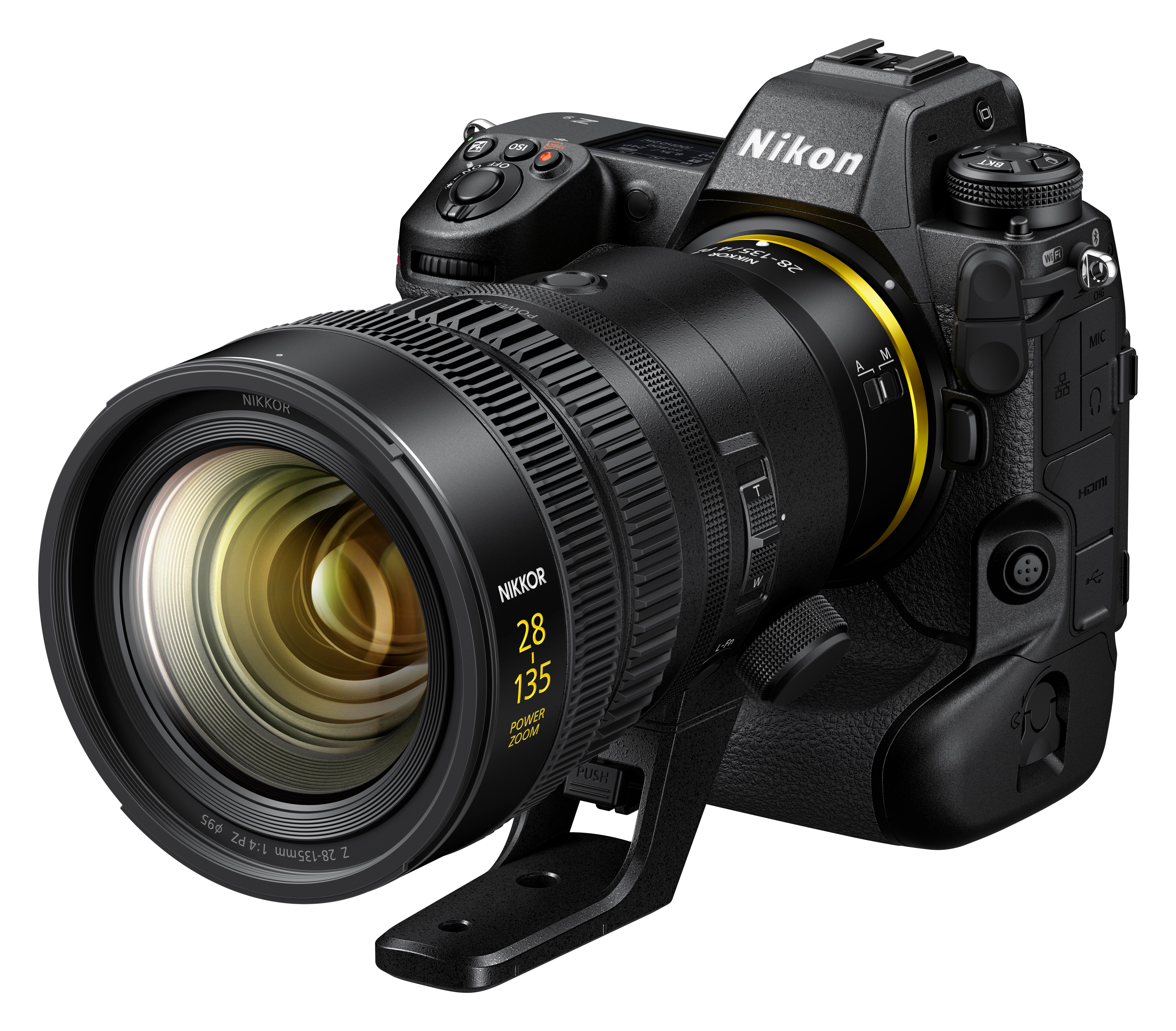 Eine schwarze Nikon-Kamera mit angesetztem Objektiv vor weißem Hintergrund.