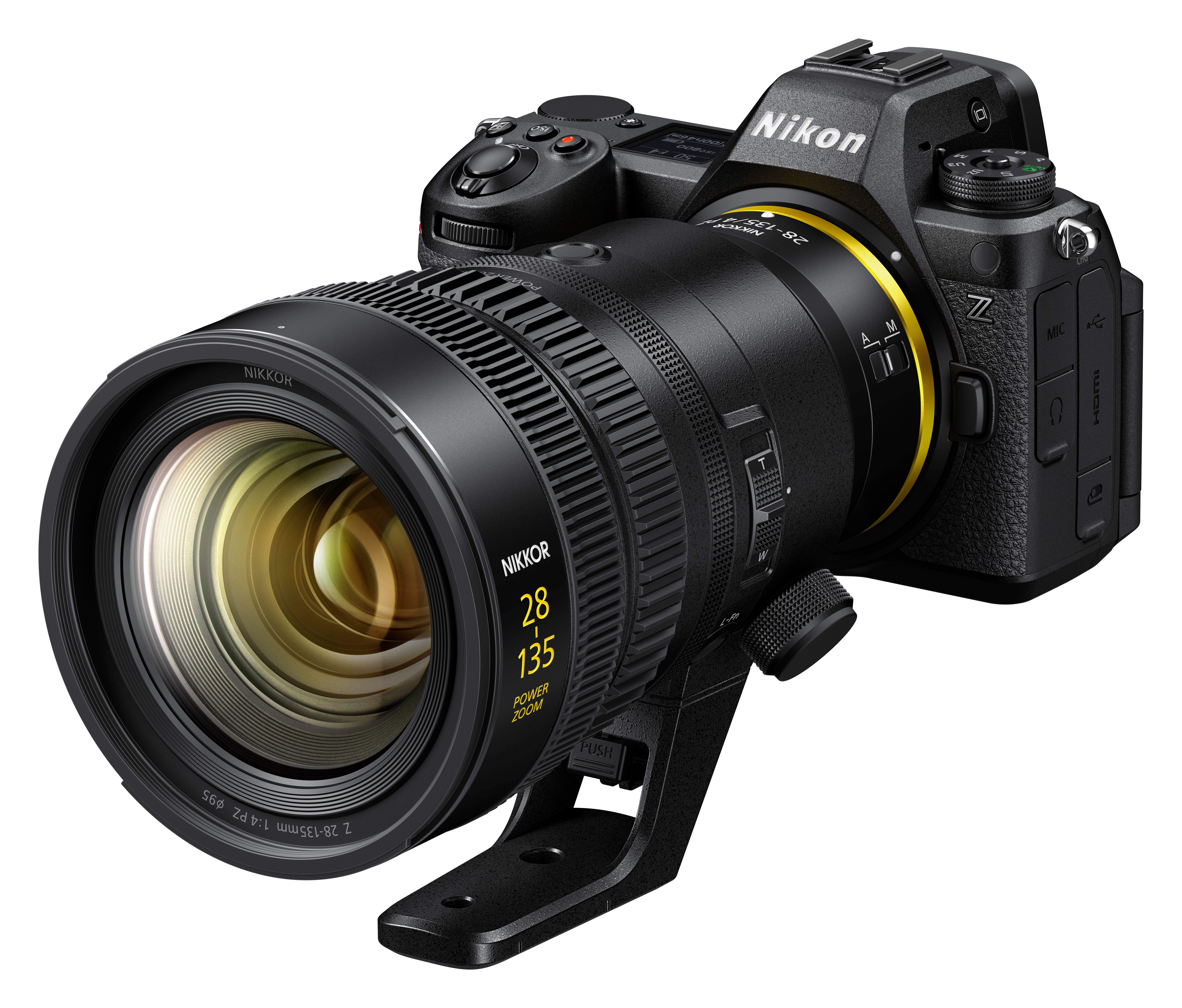 Eine schwarze Nikon-Kamera mit einem großen Zoomobjektiv, auf weißem Hintergrund.