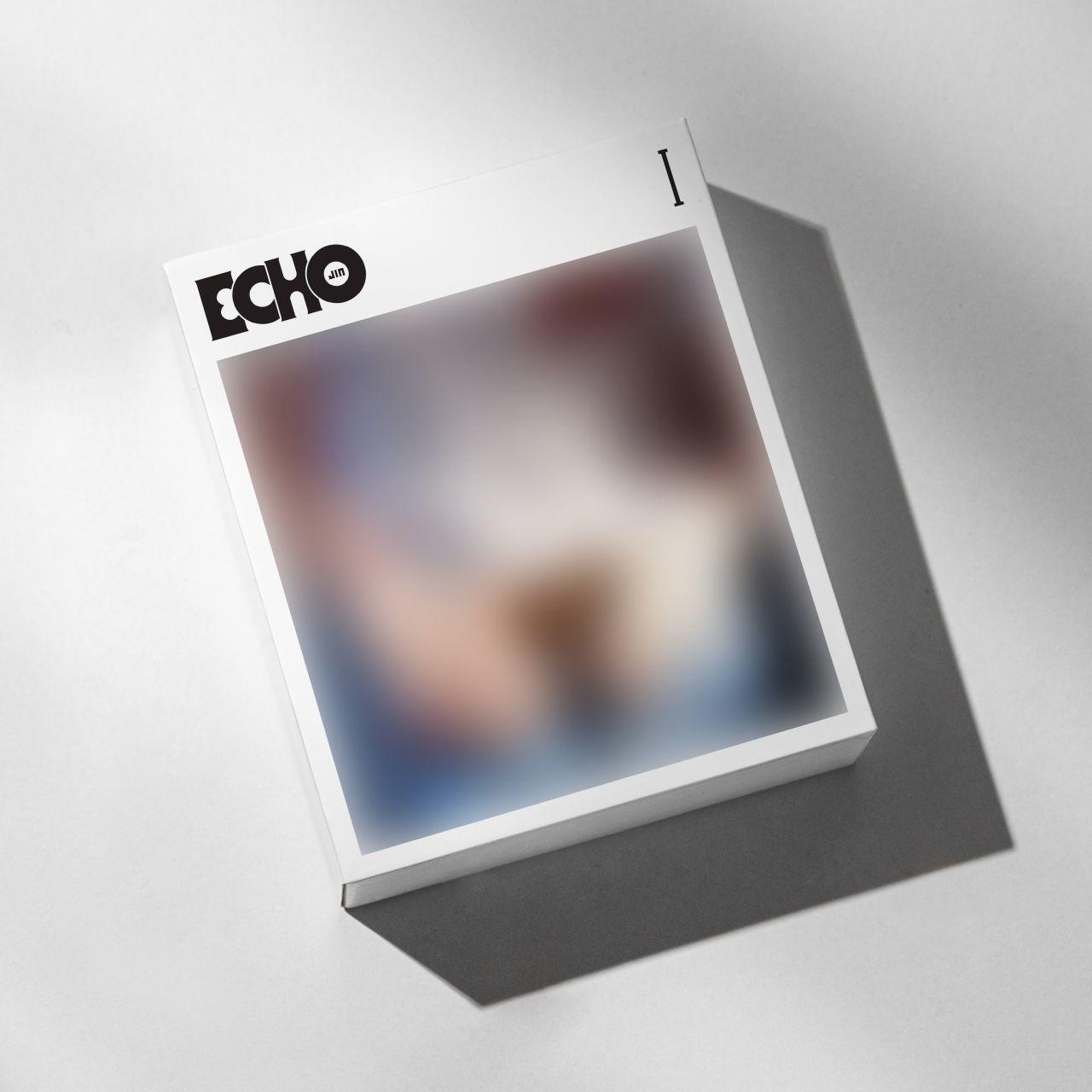 Weiße Box mit 'ECHO' und 'I'. Die Box hat ein verschwommenes Bild von Personen.