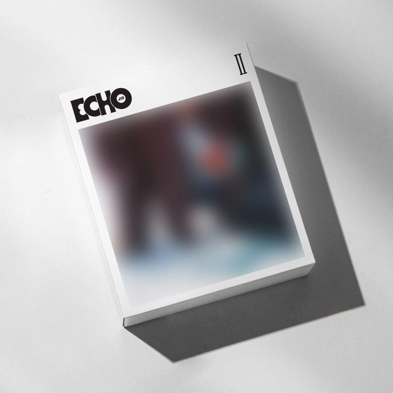 Box mit dem Wort 'ECHO' darauf. Es ist eine weiße Box mit verschwommenem Bild. Weißer Hintergrund.
