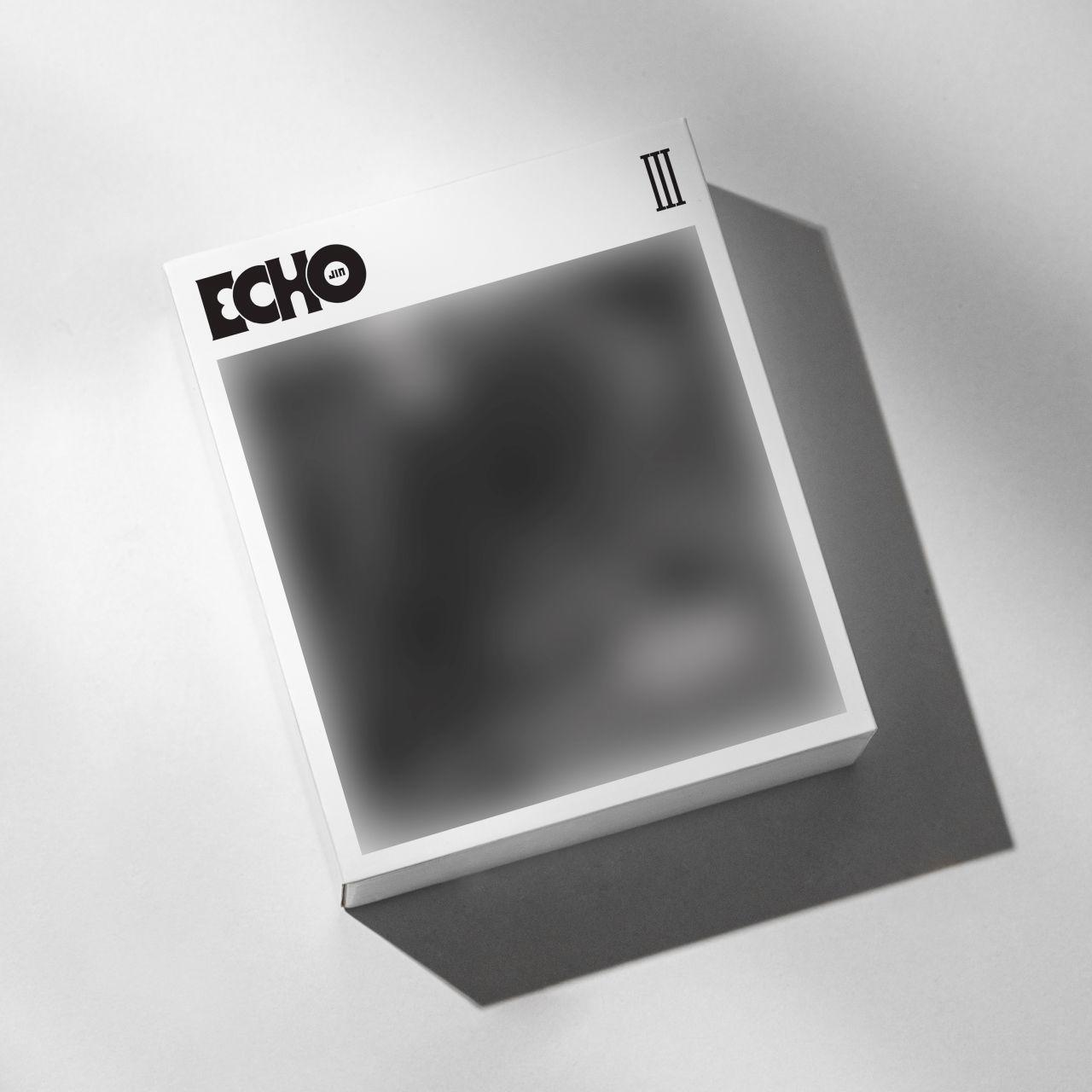 Eine quadratische weiße Box mit dem Wort 'ECHO' und der Zahl 'III'. Schatten unter der Box.