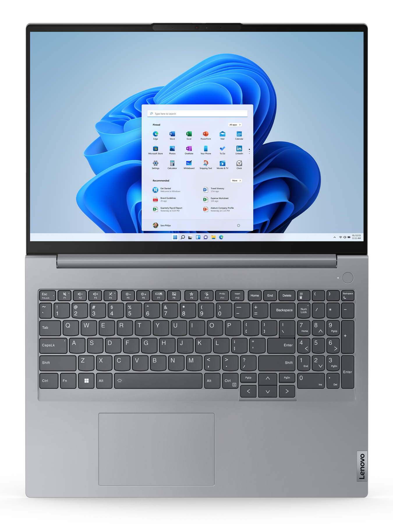 Widok z góry na laptopa wyświetlającego interfejs Windows 11 na białym tle.