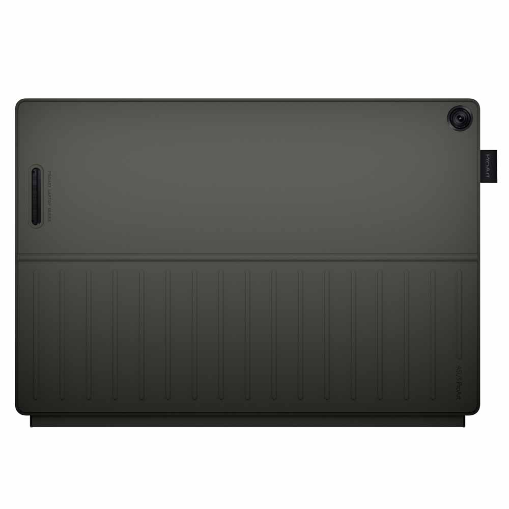 Kamera oyuğu ve dokulu alt bölümü olan koyu yeşil tablet kılıfı.
