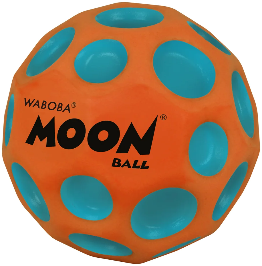 Egy narancssárga labda kék foltokkal és a MOON BALL felirattal.