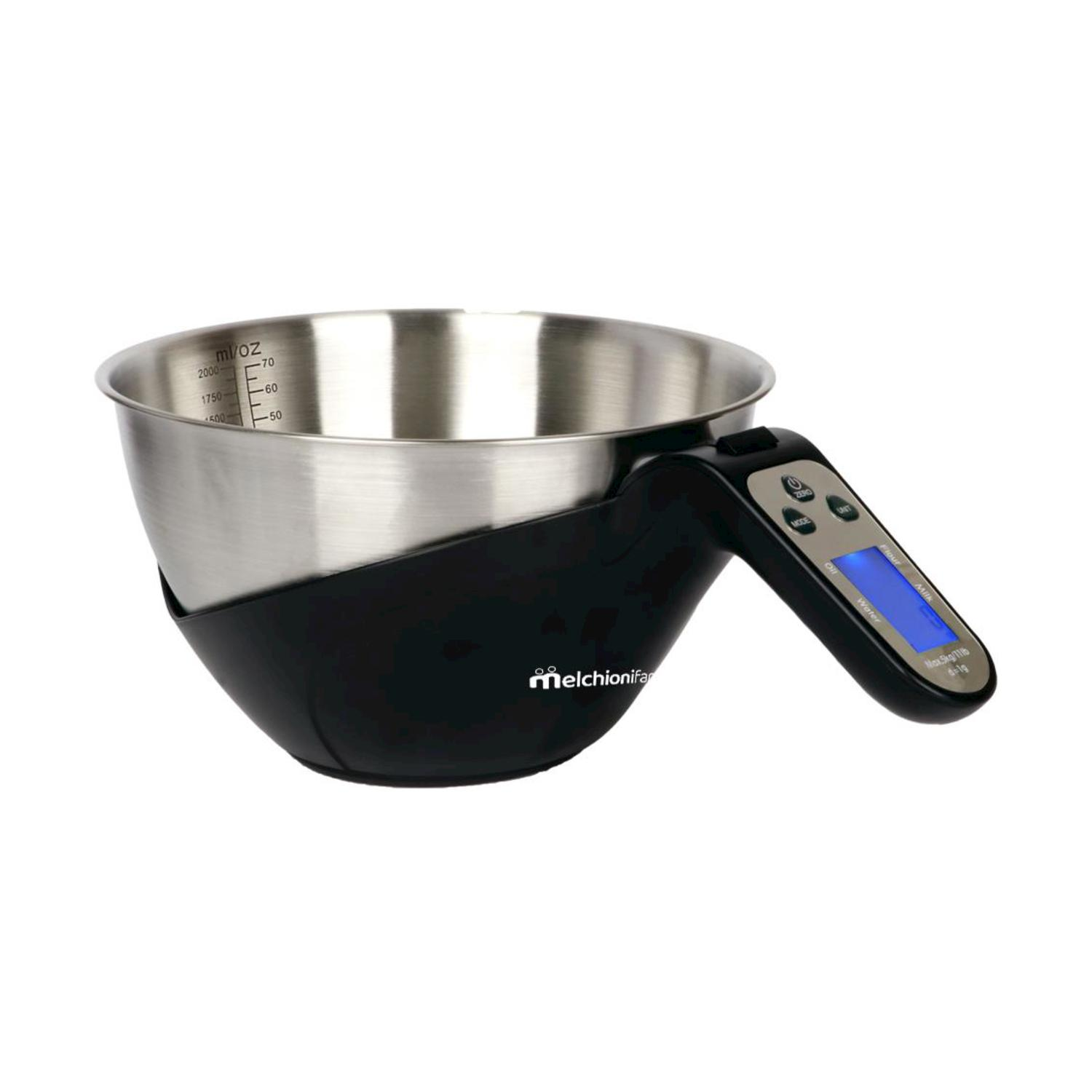 Ciotola in acciaio inox con manico nero e display digitale della bilancia, su superficie bianca.