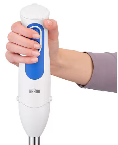 Dłoń trzymająca biało-niebieski blender Braun.