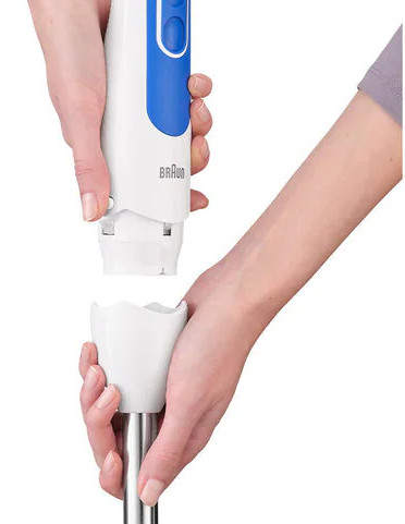 Dłonie składające biały i niebieski blender ręczny z białą nakładką do mieszania.