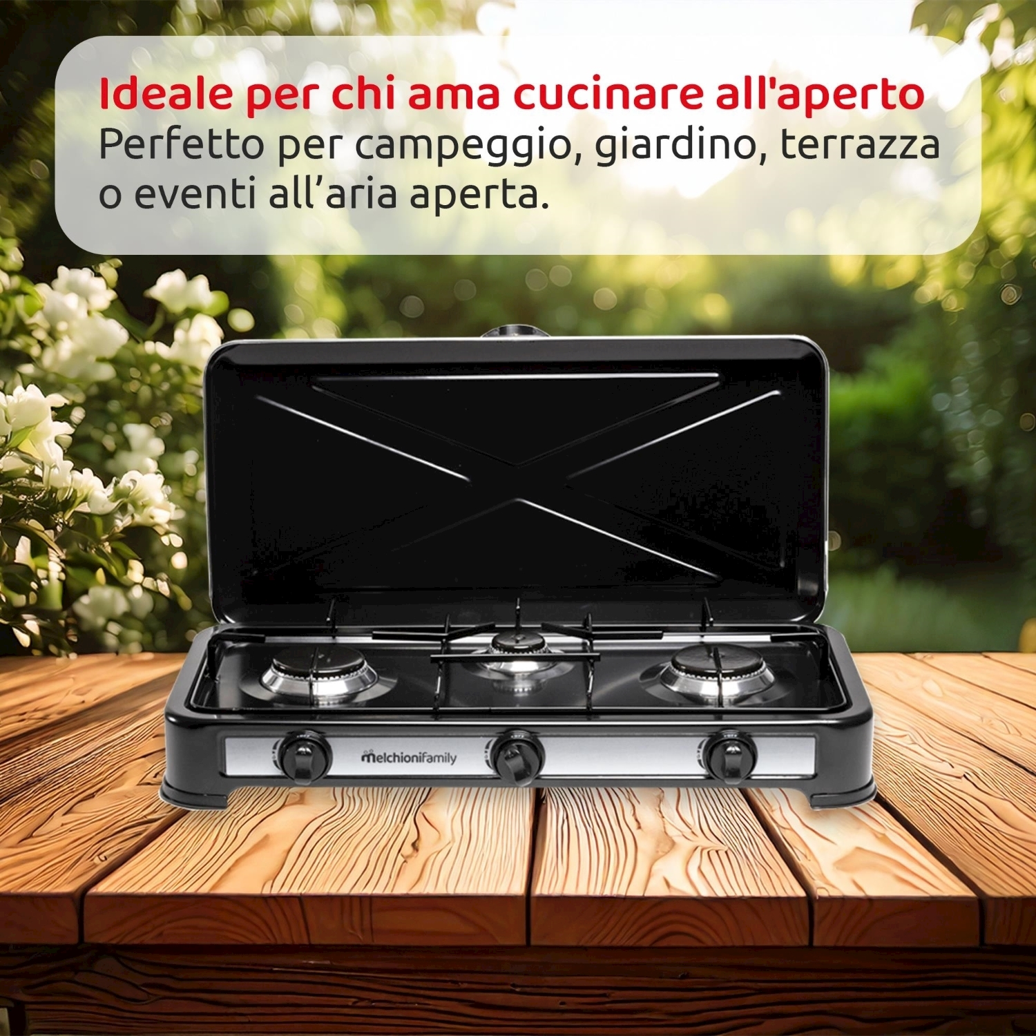 Un fornello da campeggio a tre fuochi posto su un tavolo di legno.