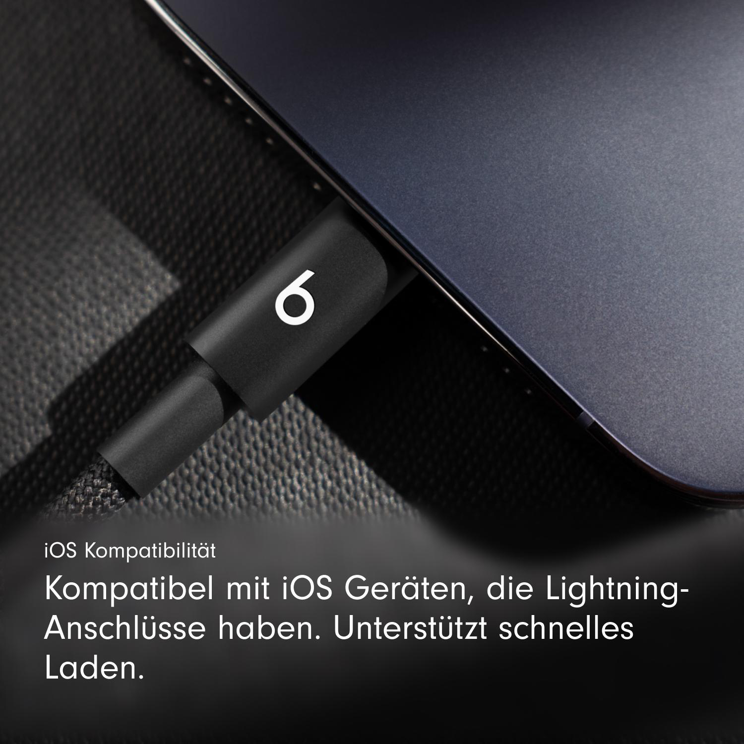 Ein schwarzes Ladekabel, das in einen schwarzen Laptop eingesteckt ist. Das Kabel hat ein weißes Beats-Logo.