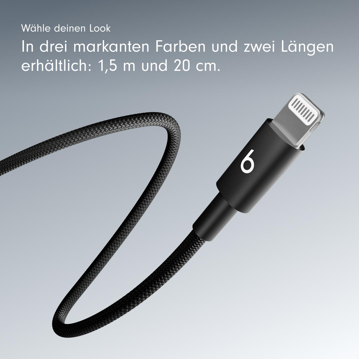 Schwarzes Ladekabel mit schwarzem Stecker. Das Kabel liegt auf grauem Hintergrund.