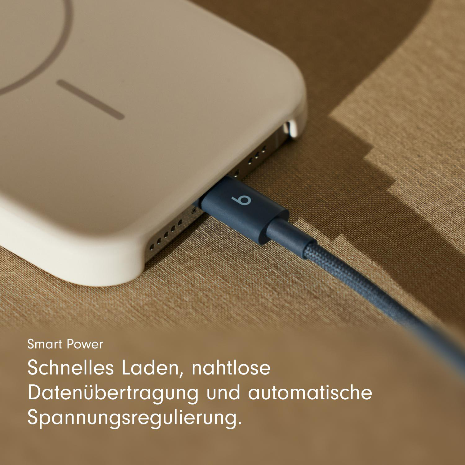 Telefon wird mit einem dunkelblauen Kabel geladen. Text Smart Power links.