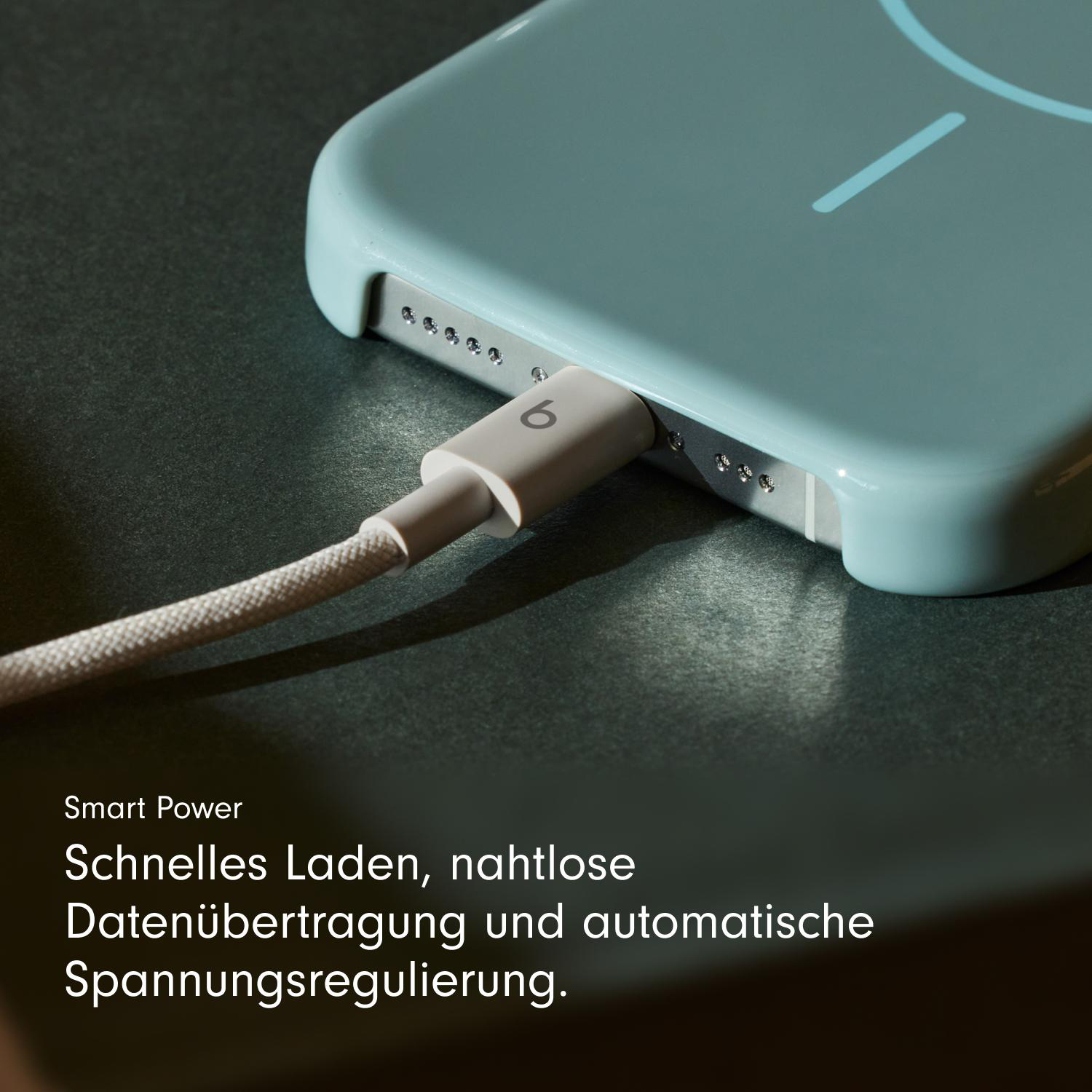 Hellblaue Handyhülle mit eingestecktem weißen Kabel, lädt ein Handy.