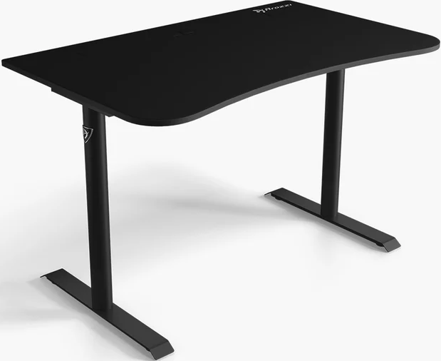 Ein schwarzer Gaming-Schreibtisch mit geschwungener Front. Zwei schwarze Beine stützen ihn.