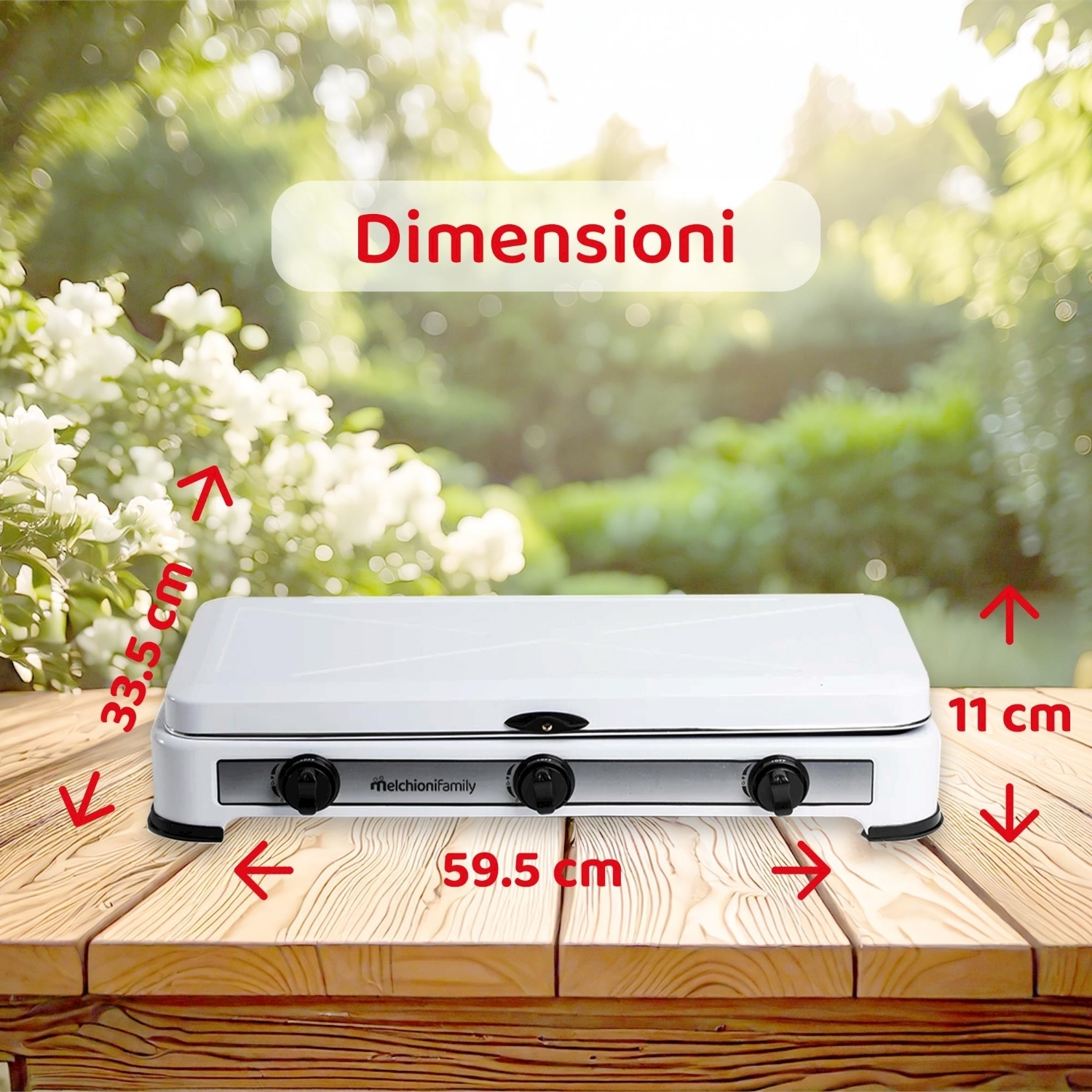 Fornello portatile bianco MelchioniFamily su un tavolo di legno. Le dimensioni sono indicate.