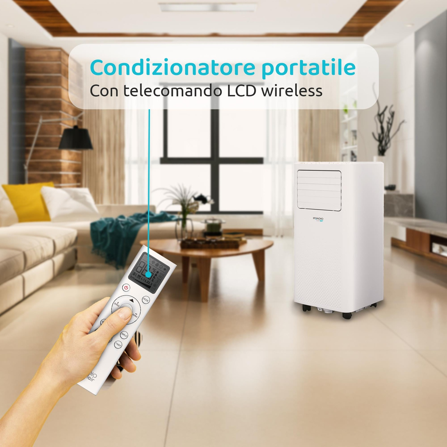 Una mano che tiene un telecomando controlla un condizionatore d'aria portatile bianco. Interni moderni.
