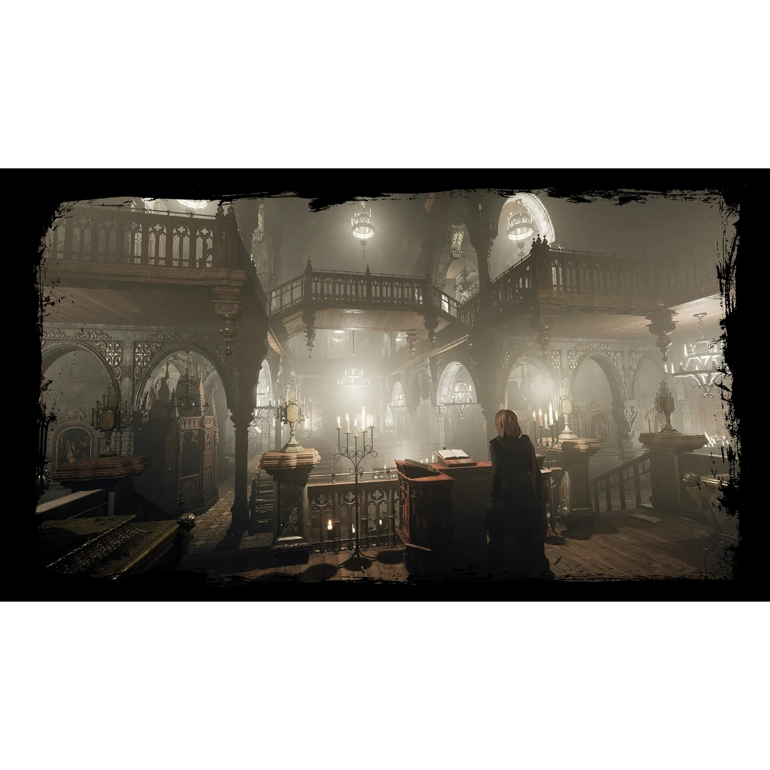 Interieur van een gotische kerk met bogen, kaarsen en een persoon in het midden.