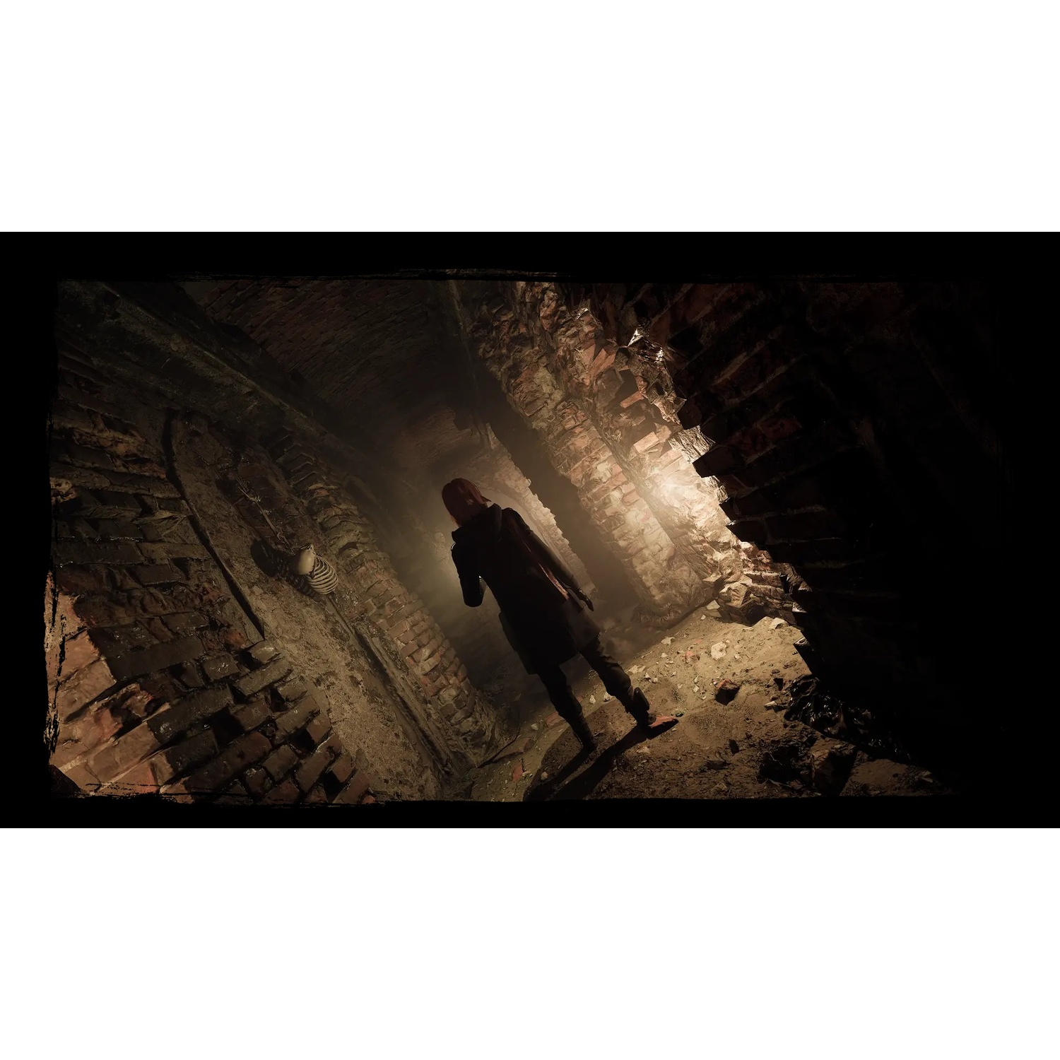 Een persoon loopt in een donkere bakstenen tunnel met fel licht aan het einde.