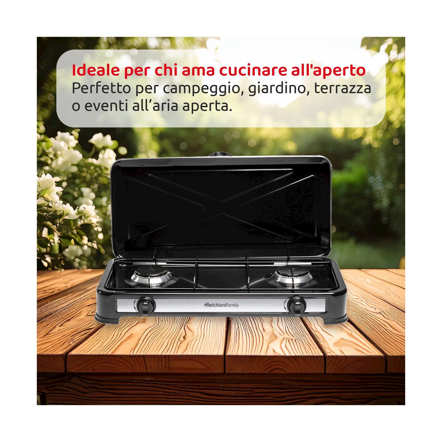 Un fornello a gas portatile su un tavolo di legno.