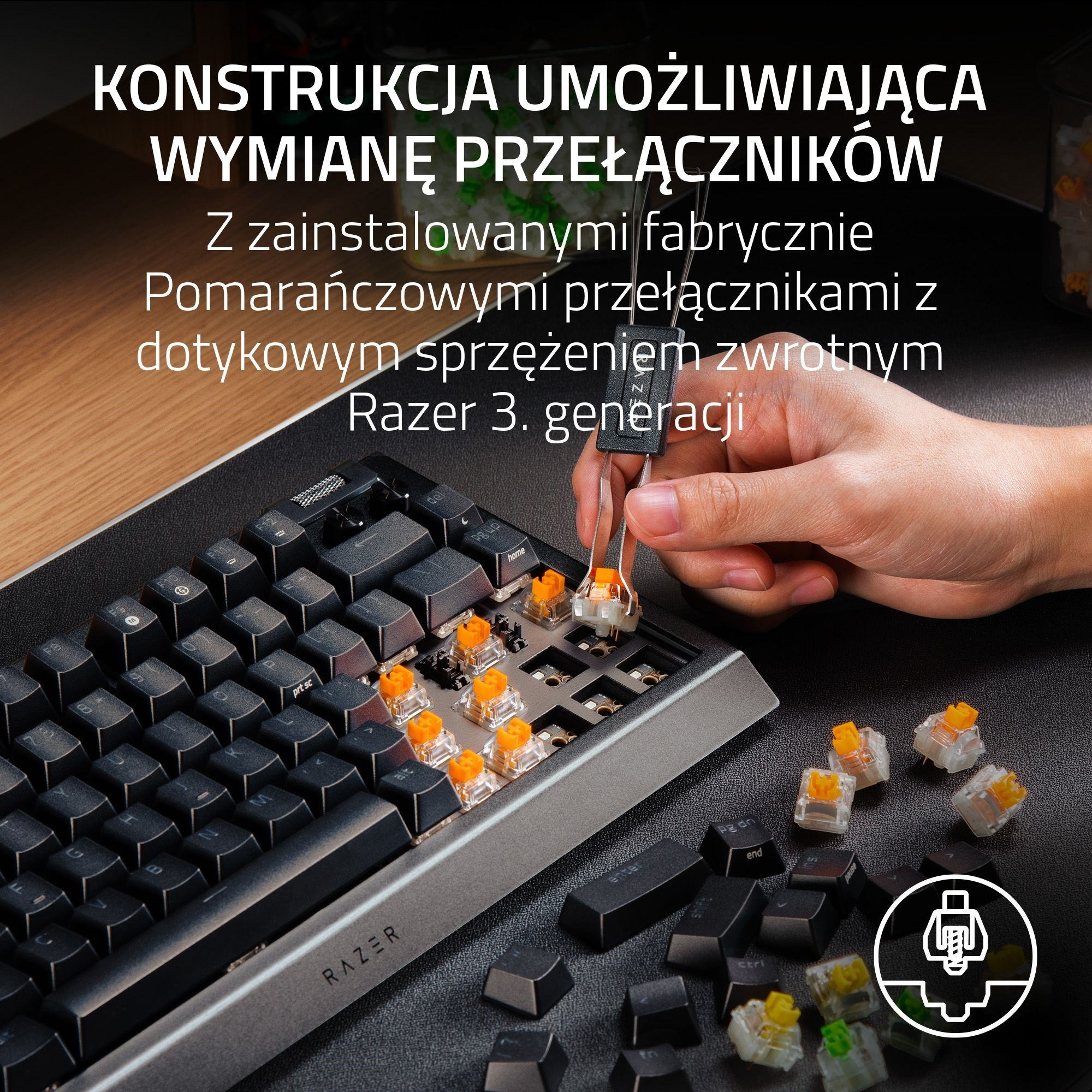 Ręka instaluje pomarańczowy przełącznik na klawiaturze do gier Razer.