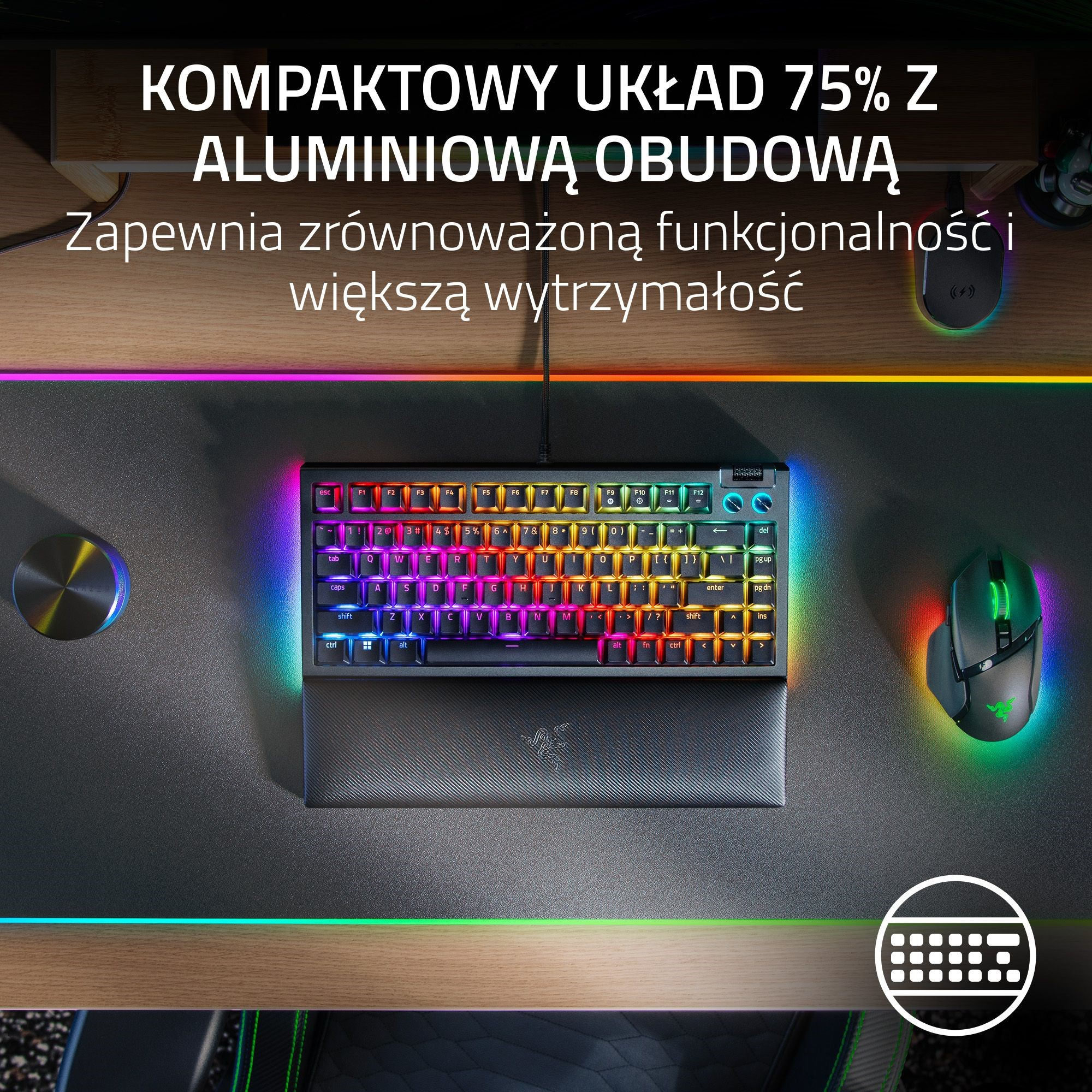 Klawiatura z podświetleniem RGB i myszą na biurku.