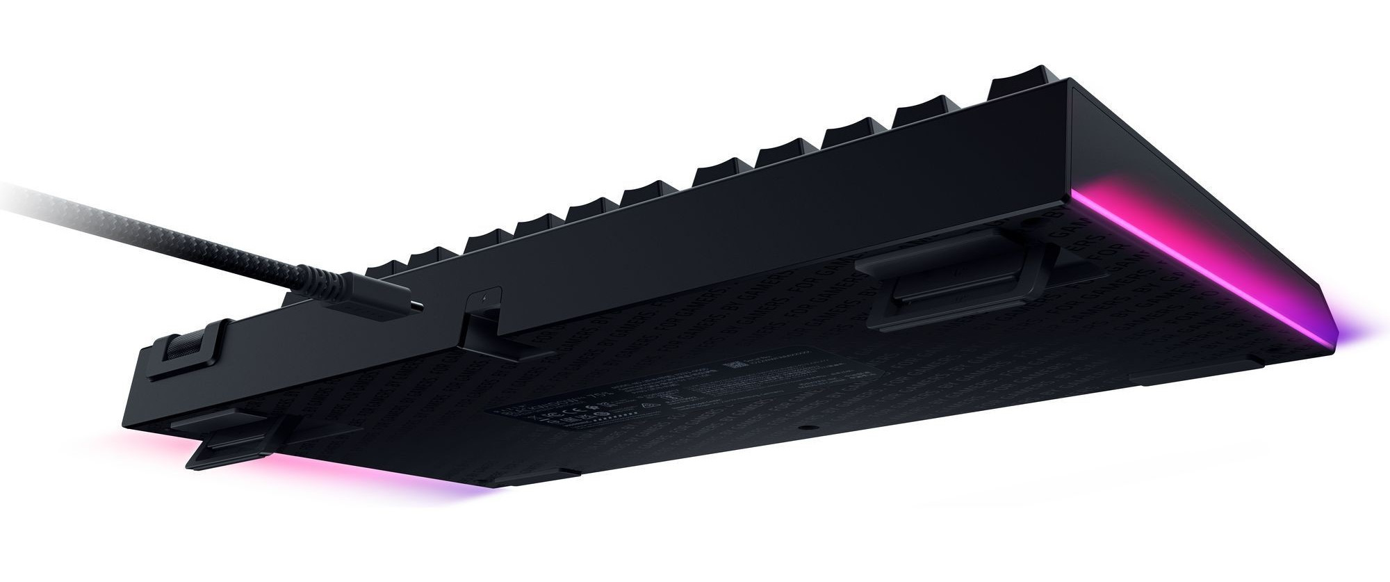 Czarna klawiatura z podświetleniem RGB. Klawiatura jest pochylona, aby pokazać spód i klawisze.