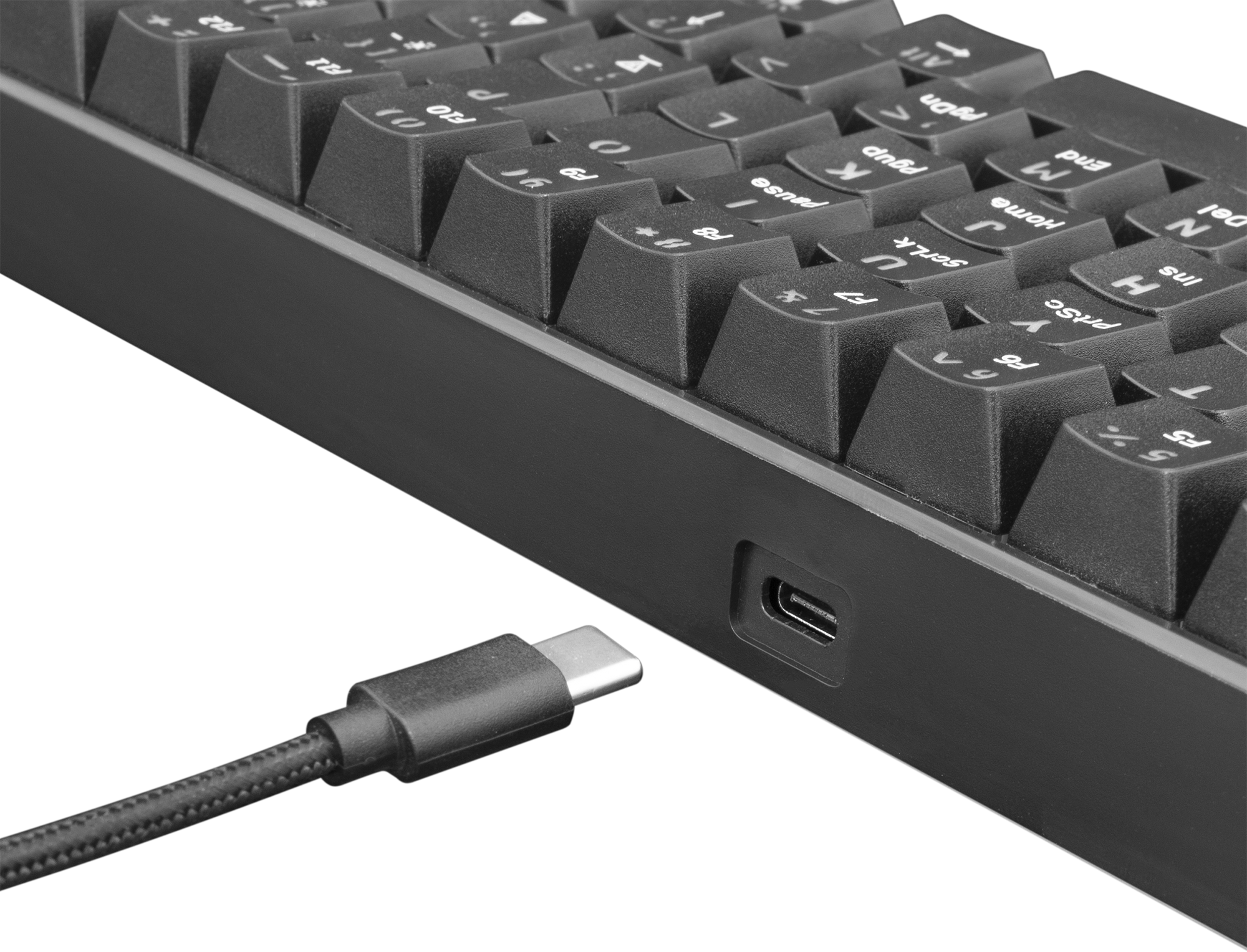 Fekete billentyűzet fehér billentyűkkel, USB-C kábellel, fekete háttérrel.