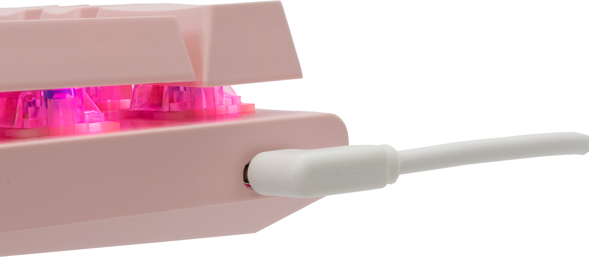 Rózsaszín mechanikus billentyűzet részlete. Fehér USB-C kábel bedugva. Látható billentyűk, néhány rózsaszín fénnyel.