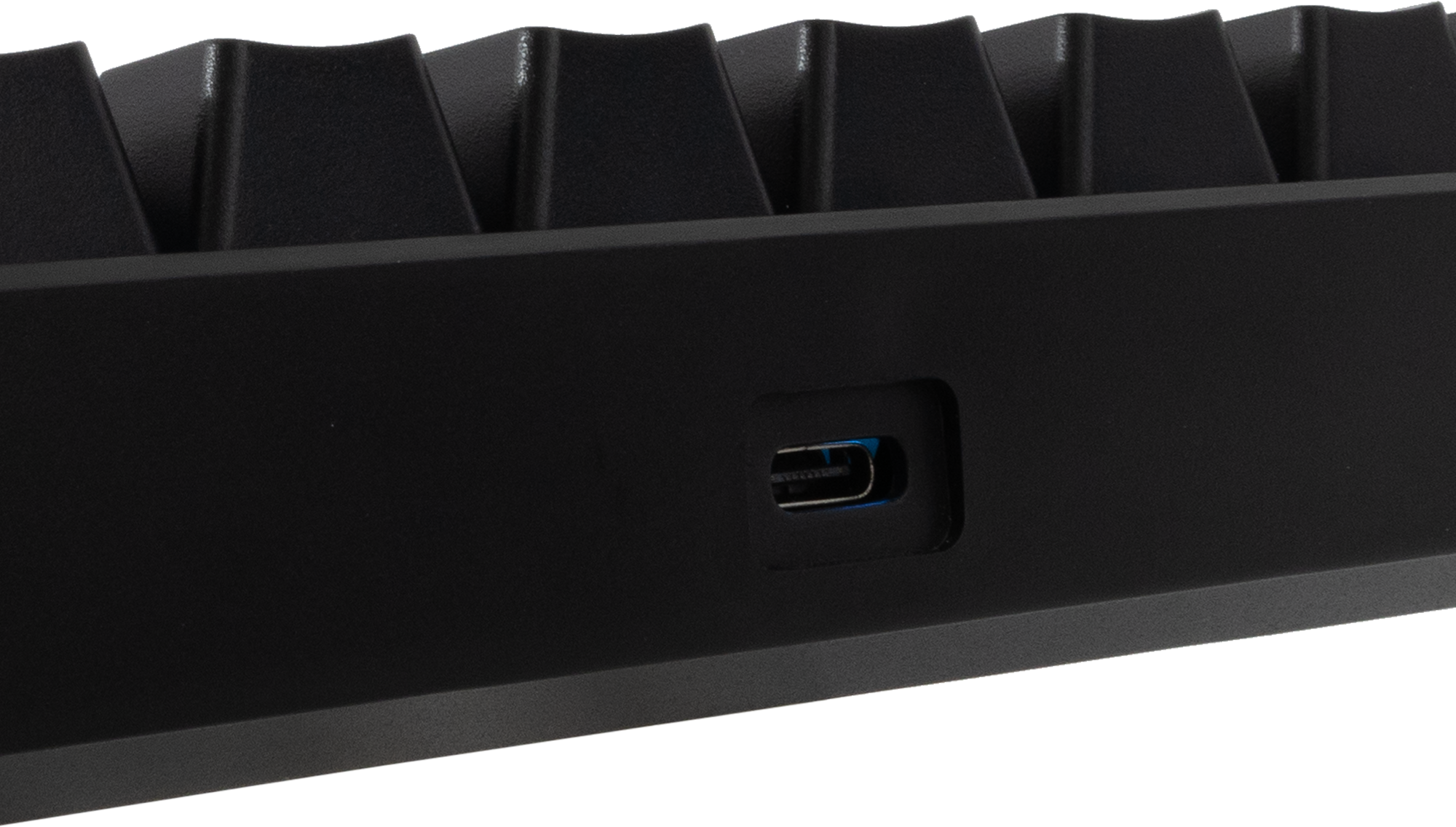 Egy USB-C port közelről egy fekete billentyűzeten.